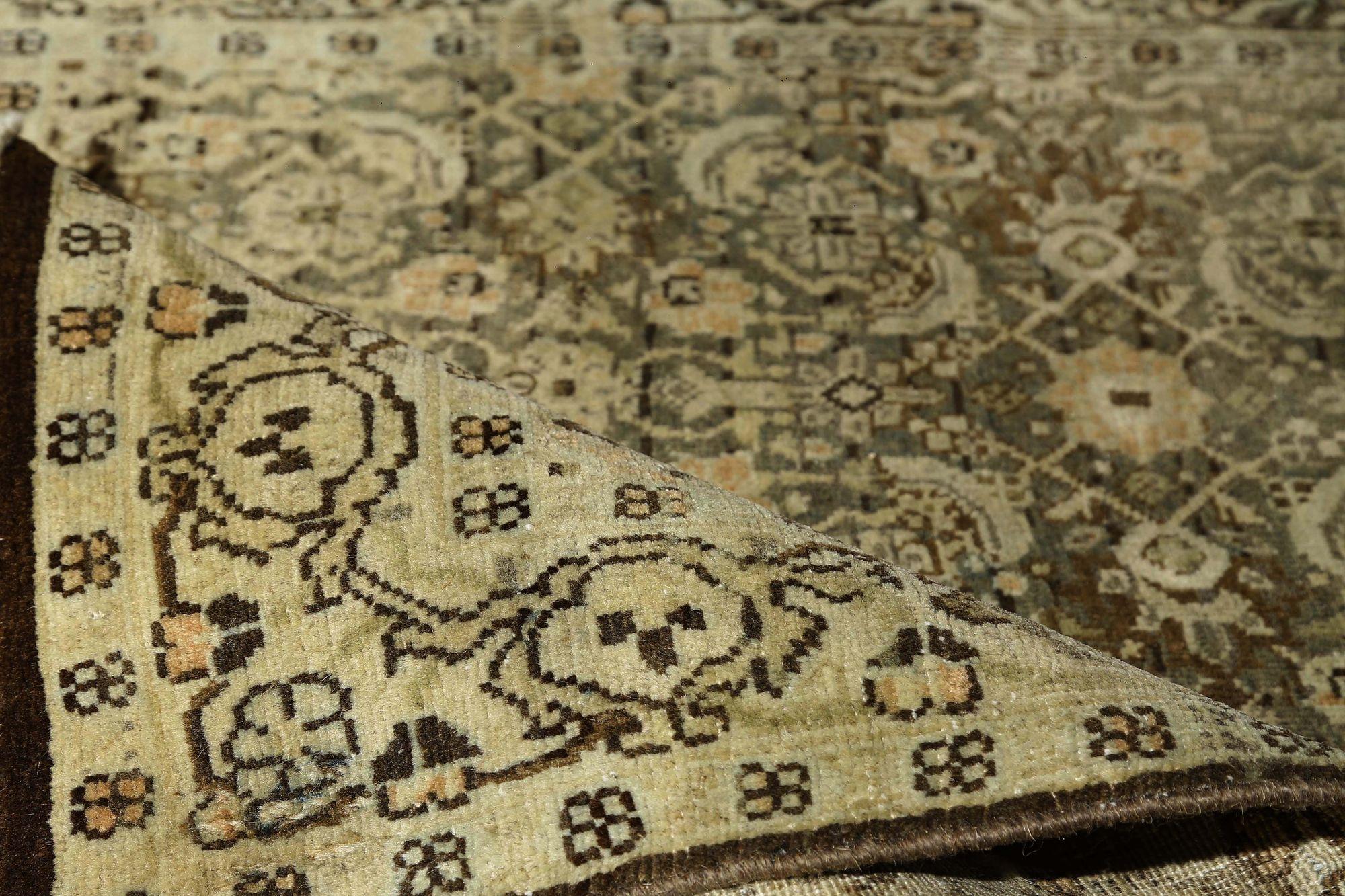Entdecken Sie die Eleganz des persischen Täbriz mit dem Läufer von CIRCA 1910. Dieses exklusive Design aus Wolle und Braun ist perfekt, um Ihren Raum zu verschönern.