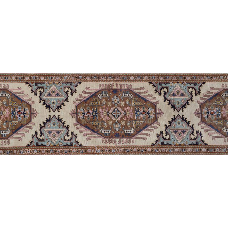 Scopri l'eleganza del tappeto persiano Tabriz con Runner Rug di CIRCA 1910. Progettato con lana e marrone-avorio-blu chiaro-rosa-tortora, questo design esclusivo è perfetto per valorizzare il tuo spazio.