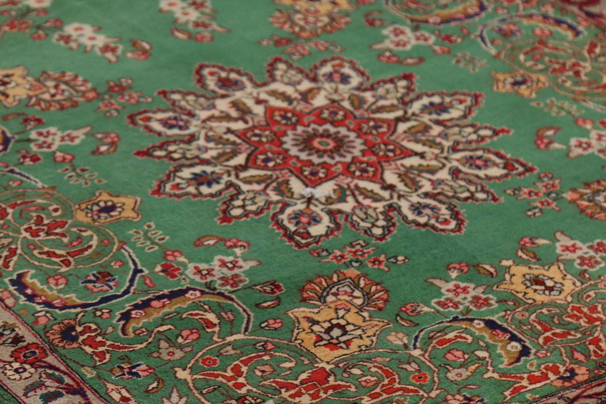 Scopri l'eleganza del tappeto persiano Tabriz con Runner Rug di CIRCA 1940. Progettato con lana e verde, questo design esclusivo è perfetto per valorizzare il tuo spazio.