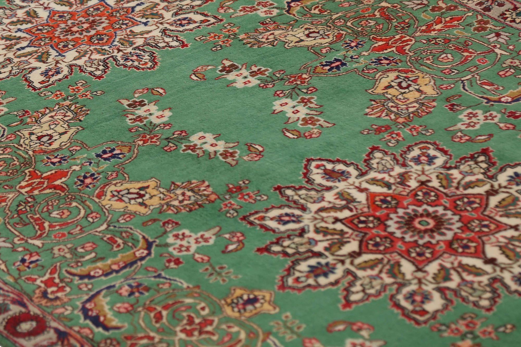 Scopri l'eleganza del tappeto persiano Tabriz con Runner Rug di CIRCA 1940. Progettato con lana e verde, questo design esclusivo è perfetto per valorizzare il tuo spazio.