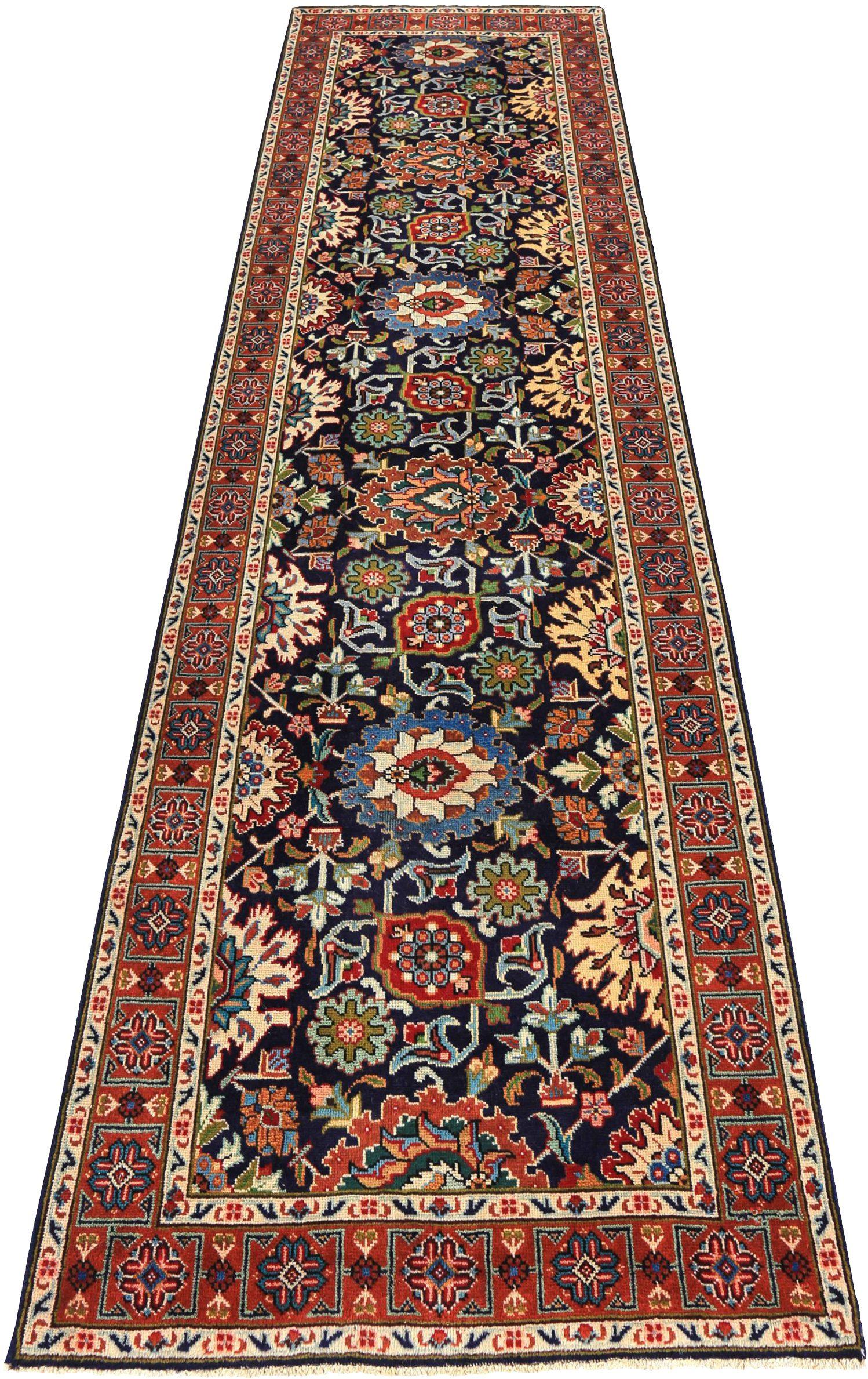 Entdecken Sie die Eleganz des persischen Täbriz mit dem Läufer von CIRCA 1910. Dieses exklusive Design aus Wolle und ElfenbeinMarineblauRot ist perfekt, um Ihren Raum zu verschönern.