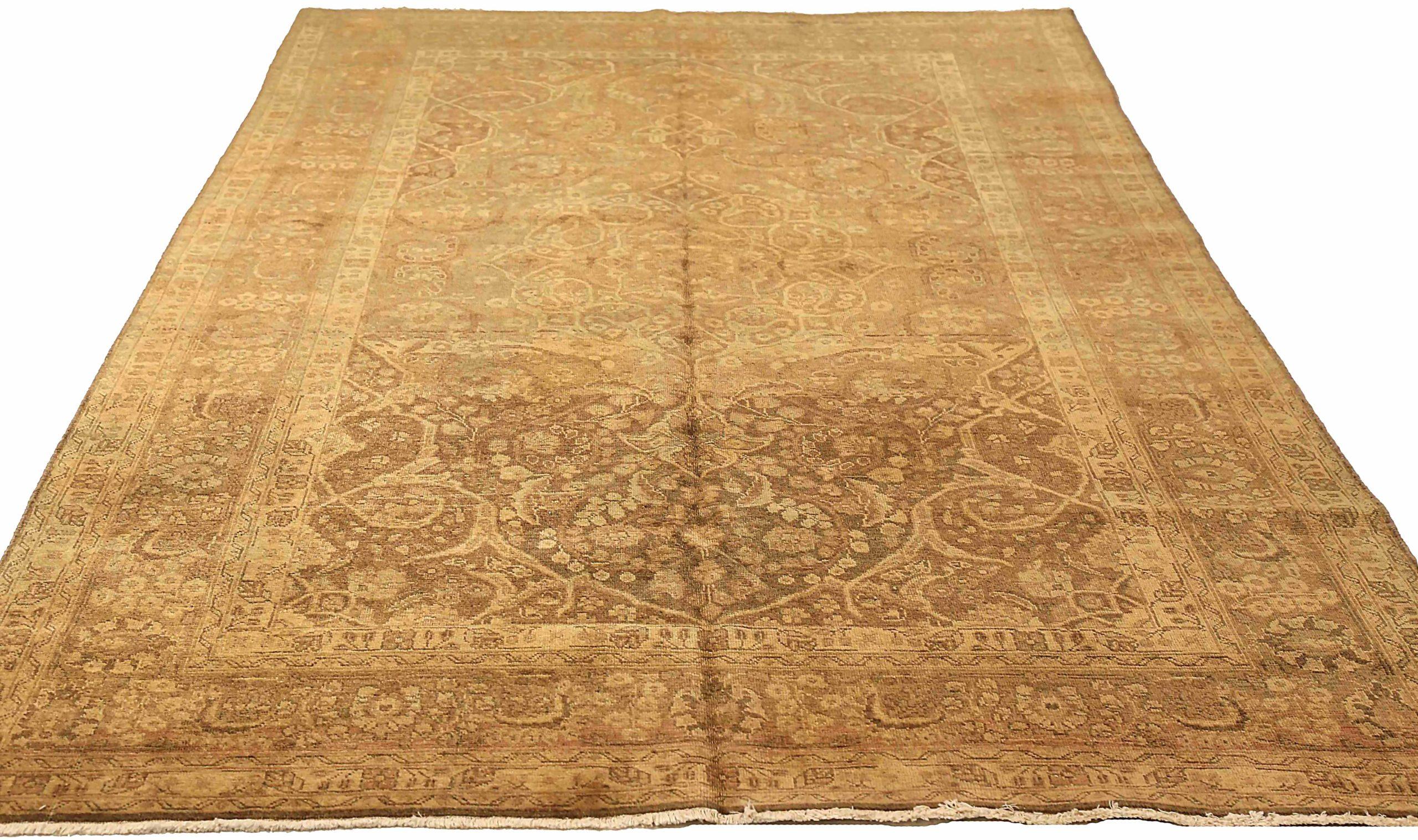 Descubre la elegancia de la Alfombra Persa Tabriz Pequeña de Circa 1880. Diseñado con lana y marrón-marfil, este diseño exclusivo es perfecto para realzar tu espacio.