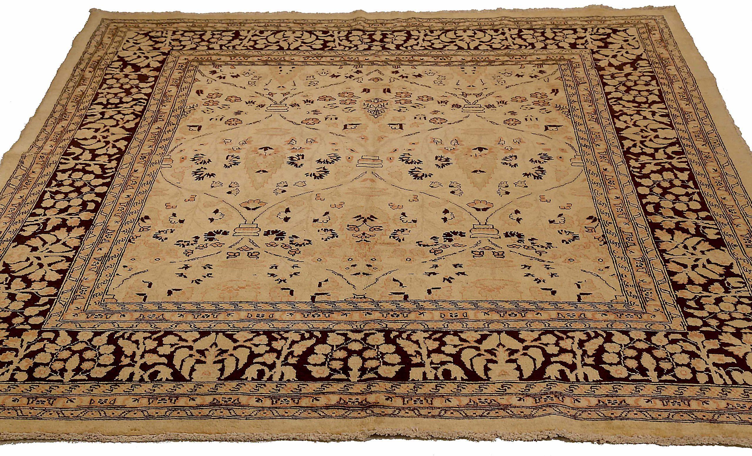 Scopri l'eleganza del tappeto persiano Tabriz di piccole dimensioni del 1880 circa. Progettato con lana e marrone-avorio-rosa, questo design esclusivo è perfetto per valorizzare il tuo spazio.