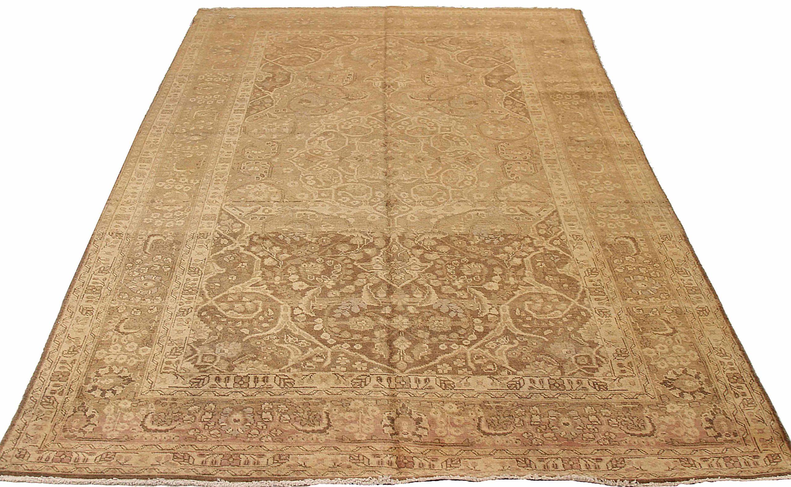 Scopri l'eleganza del tappeto persiano Tabriz di piccole dimensioni del 1880 circa. Progettato con lana e marrone-avorio-tortora, questo design esclusivo è perfetto per valorizzare il tuo spazio.
