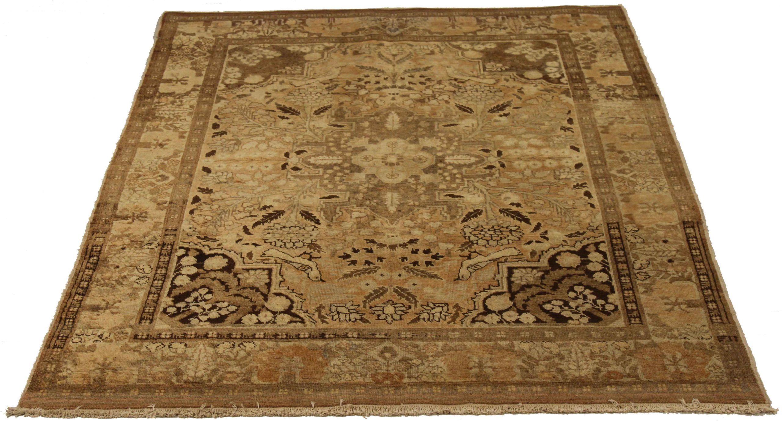 Entdecken Sie die Eleganz des persischen Täbris mit dem kleinen Teppich CIRCA 1880. Dieses exklusive Design aus Wolle und Braun-Elfenbein-Taupe ist perfekt, um Ihren Raum zu verschönern.