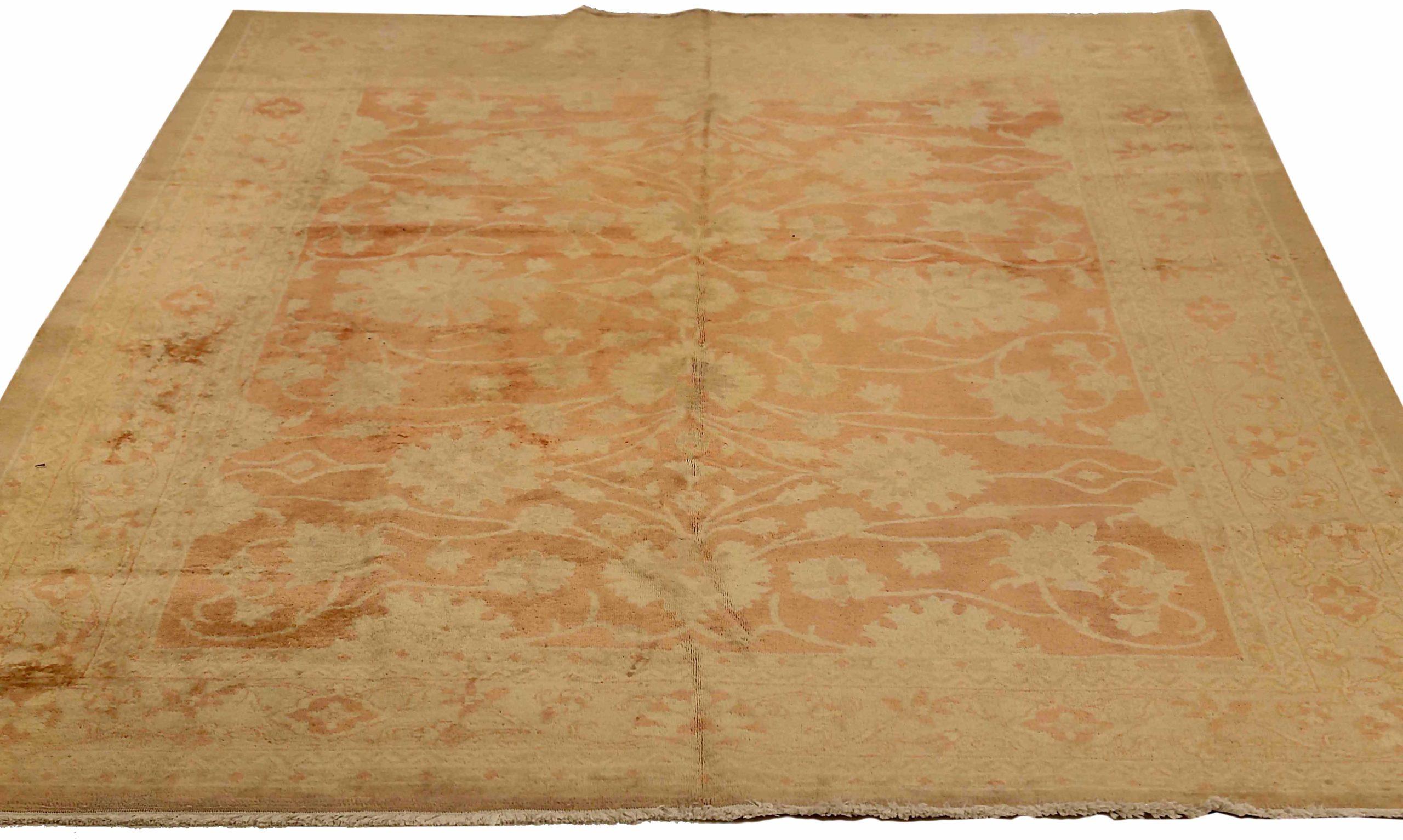 Scopri l'eleganza del tappeto persiano Tabriz di piccole dimensioni del 1880 circa. Progettato con lana e rosa avorio, questo design esclusivo è perfetto per valorizzare il tuo spazio.