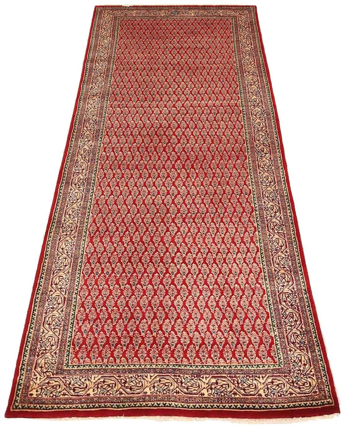 Scopri l'eleganza del tappeto persiano Tabriz di piccole dimensioni del 1880 circa. Progettato con lana e IvoryRed, questo design esclusivo è perfetto per valorizzare il tuo spazio.