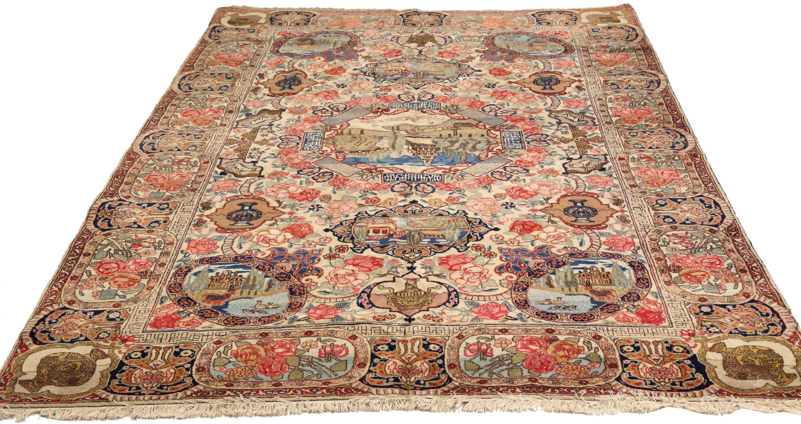 Scopri l'eleganza del tappeto persiano Tabriz di piccole dimensioni del 1910 circa. Progettato con lana e blu-avorio-rosa, questo design esclusivo è perfetto per valorizzare il tuo spazio.