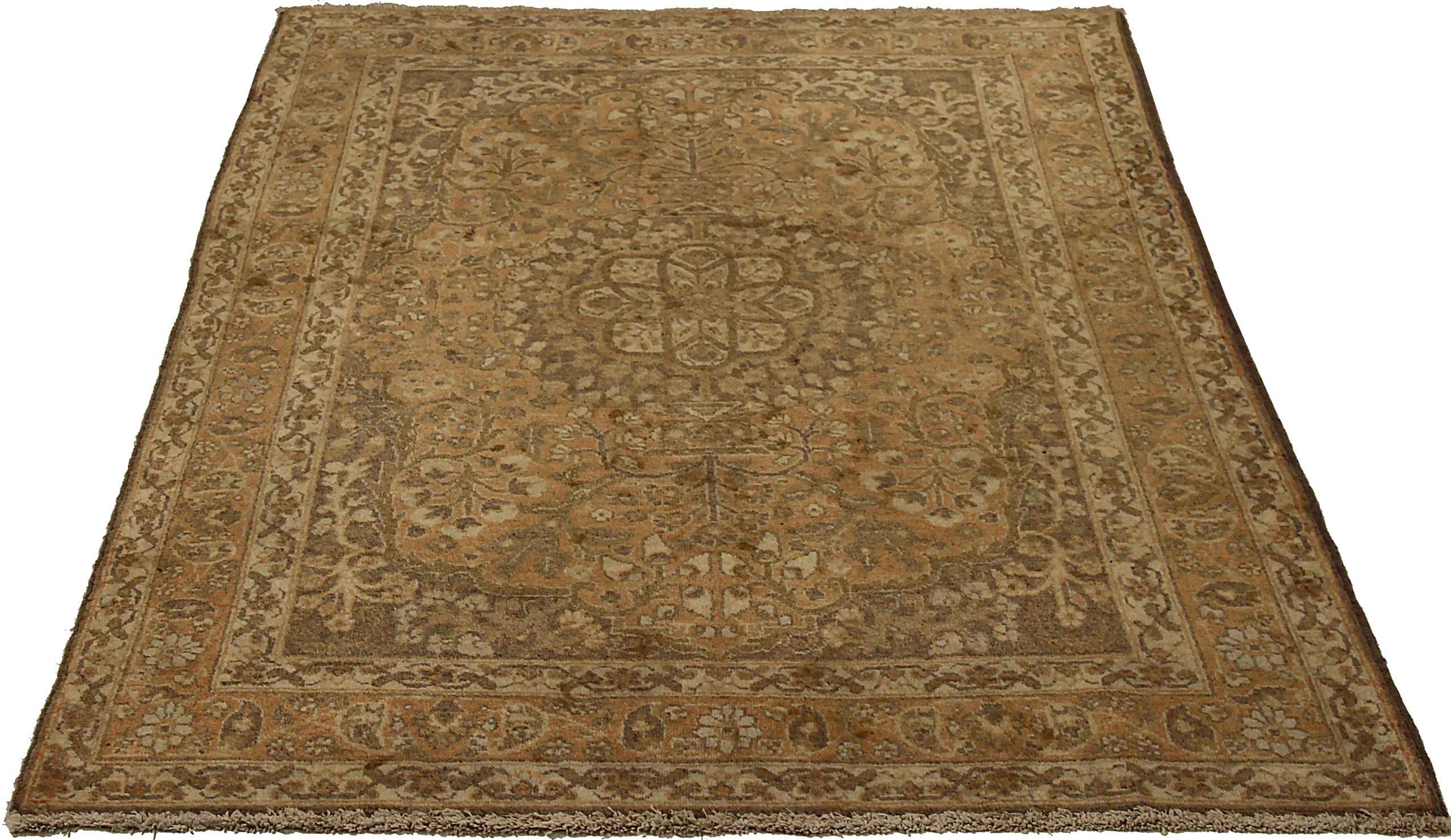 Entdecken Sie die Eleganz des persischen Täbris mit dem kleinen Teppich CIRCA 1910. Dieses exklusive Design aus Wolle und Braun-Elfenbein ist perfekt, um Ihren Raum zu verschönern.