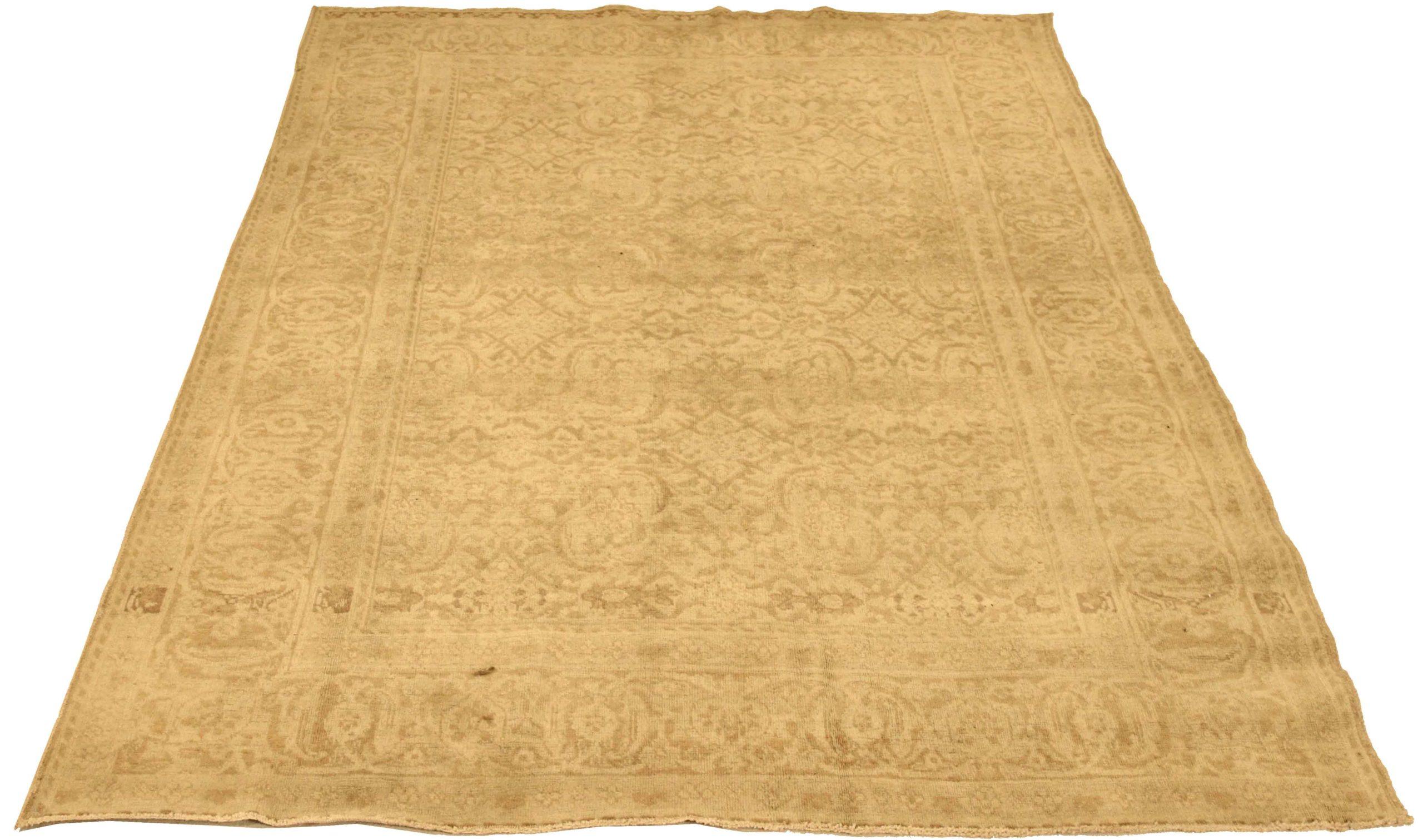 Entdecken Sie die Eleganz des persischen Täbris mit dem kleinen Teppich CIRCA 1910. Dieses exklusive Design aus Wolle und Braun-Elfenbein ist perfekt, um Ihren Raum zu verschönern.