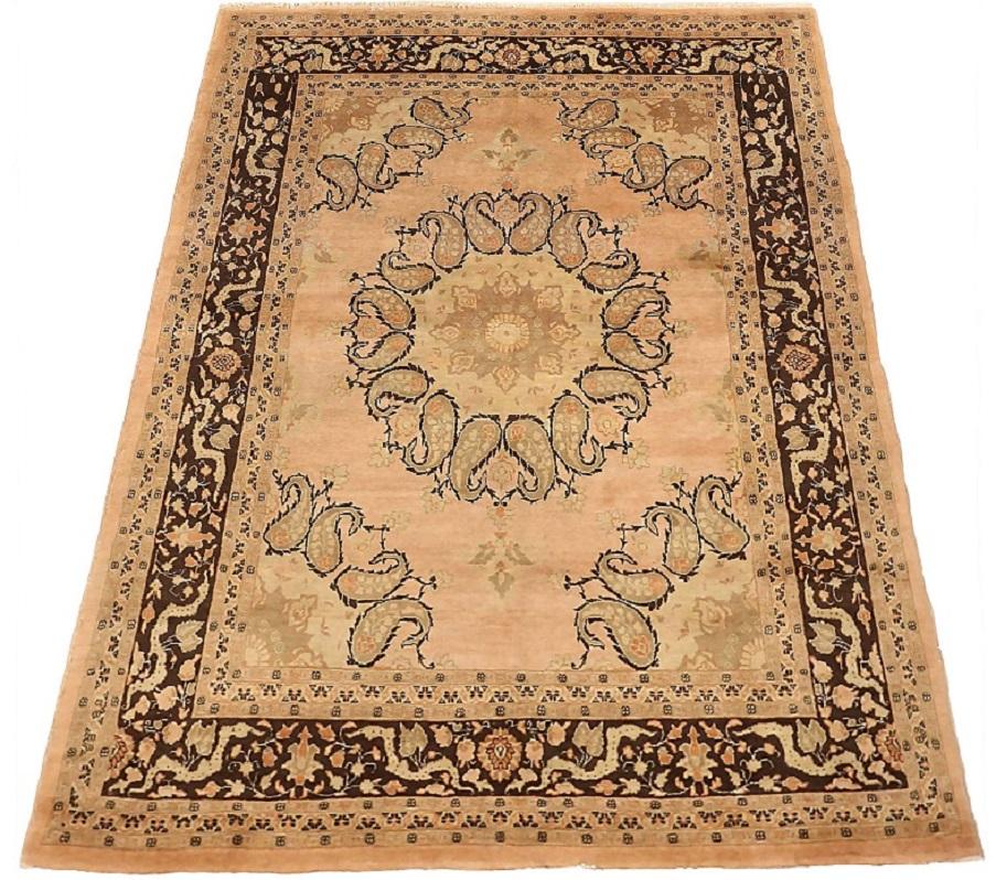 Entdecken Sie die Eleganz des persischen Täbris mit dem kleinen Teppich CIRCA 1910. Dieses exklusive Design aus Wolle und BrownPinkTaupe ist perfekt, um Ihren Raum zu verschönern.