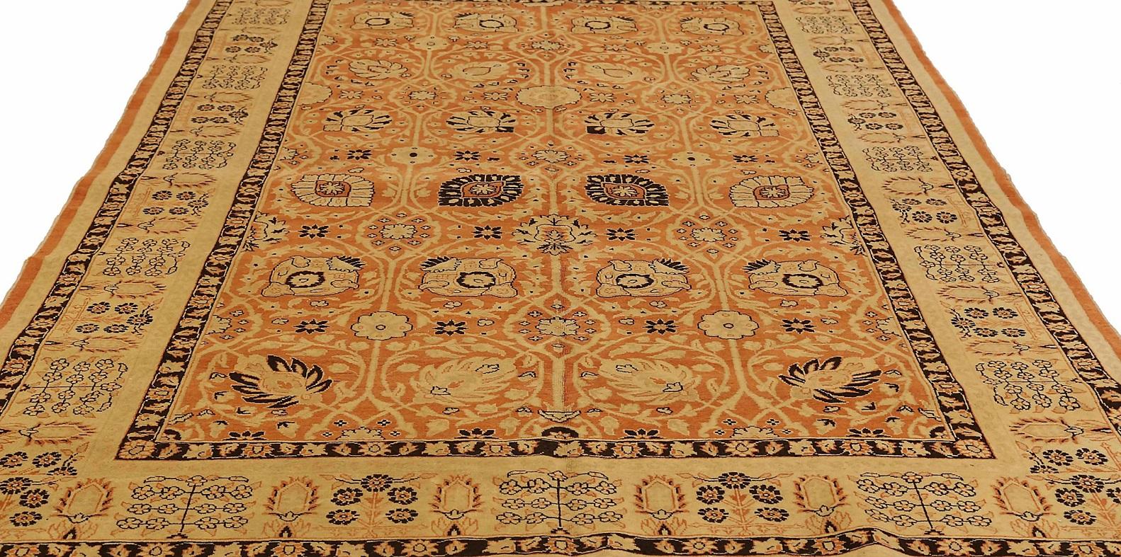 Découvrez l'élégance du Tabriz persan présentant un petit tapis de Circa 1910. Conçu avec de la laine et du bleu marine/jaune orangé, ce design exclusif est parfait pour mettre en valeur votre espace.