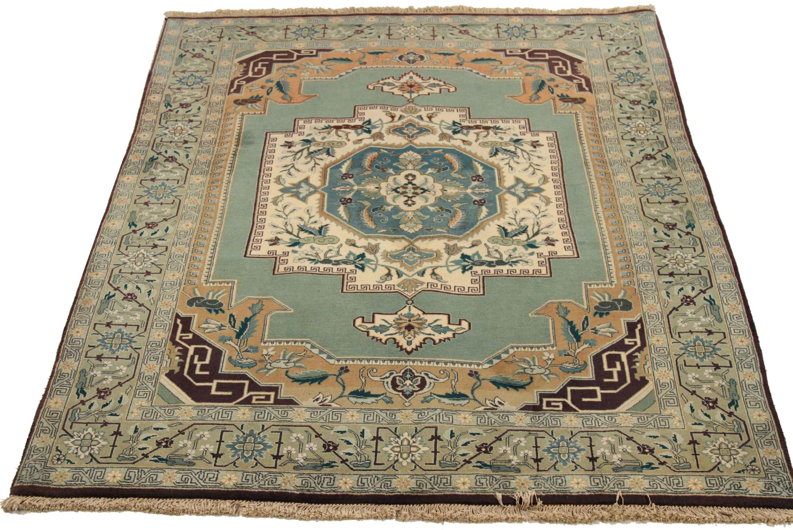 Entdecken Sie die Eleganz des persischen Täbris mit dem kleinen Teppich CIRCA 1990. Dieses exklusive Design aus Wolle und BlueIvoryPink ist perfekt, um Ihren Raum zu verschönern.