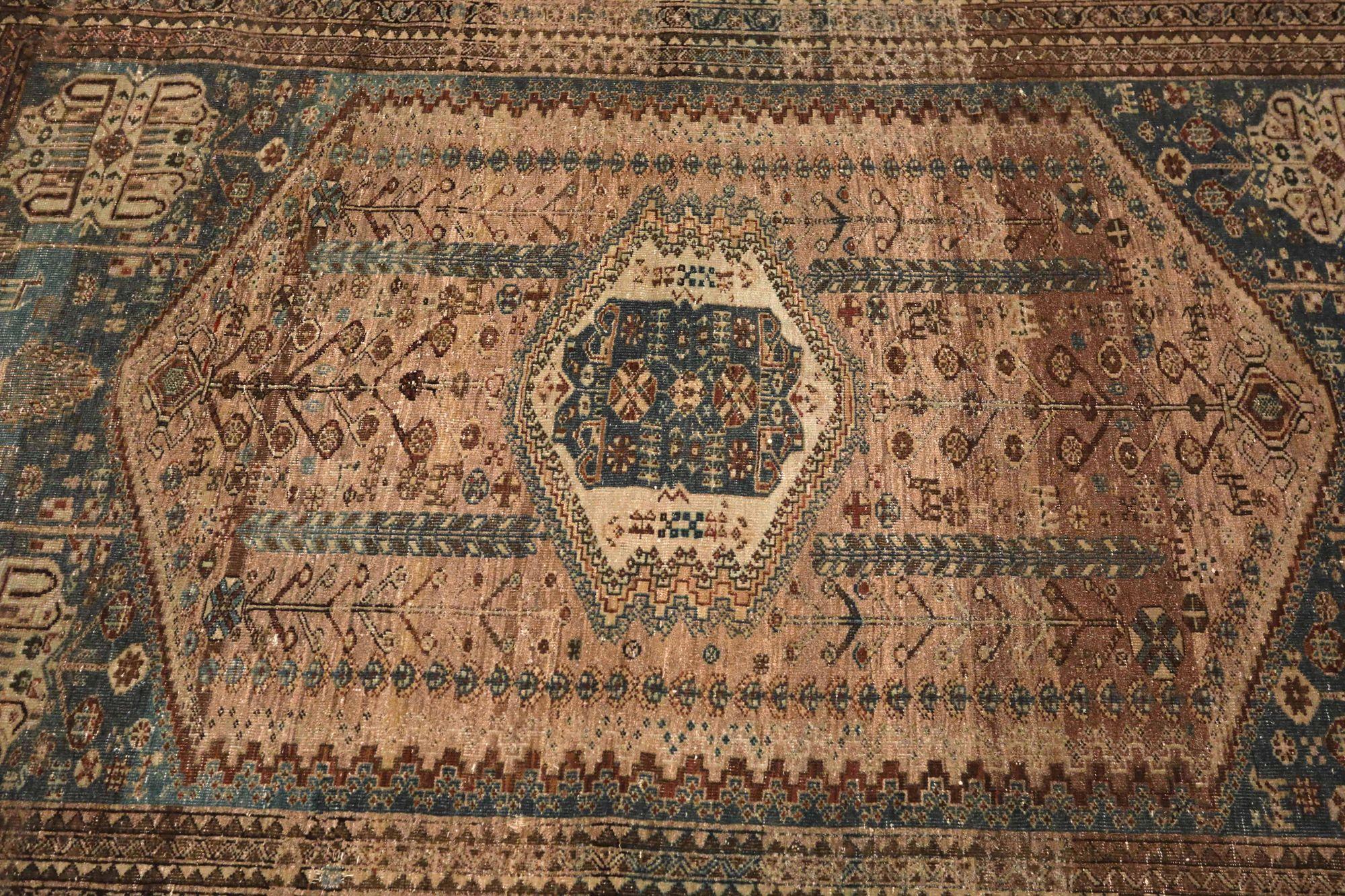 Scopri l'eleganza del tappeto persiano Tabriz di piccole dimensioni del 1880 circa. Progettato con lana e nero-marrone-avorio, questo design esclusivo è perfetto per valorizzare il tuo spazio.