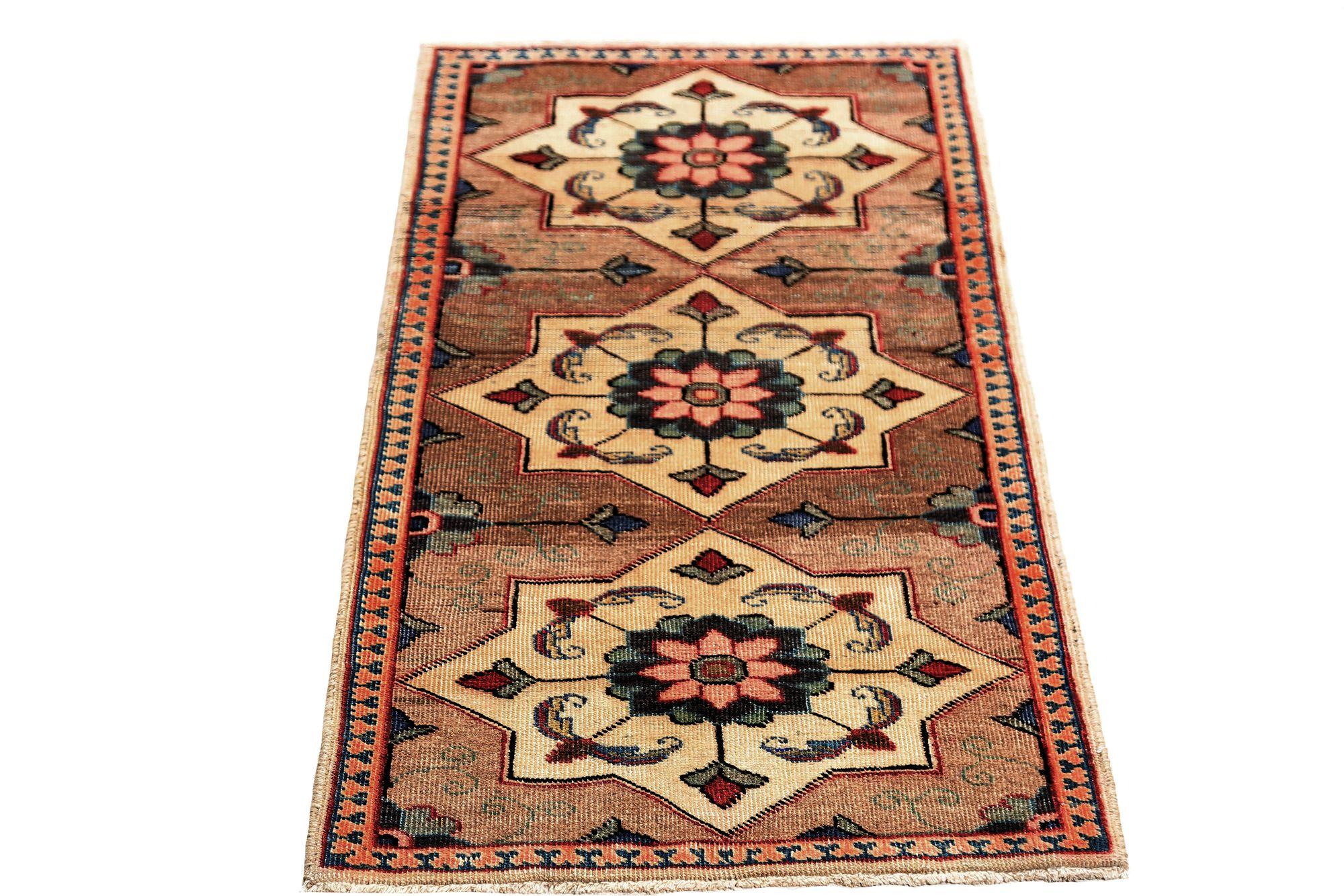 Scopri l'eleganza del tappeto persiano Tabriz di piccole dimensioni del 1910 circa. Progettato in lana e marrone-avorio, questo design esclusivo è perfetto per valorizzare il tuo spazio.