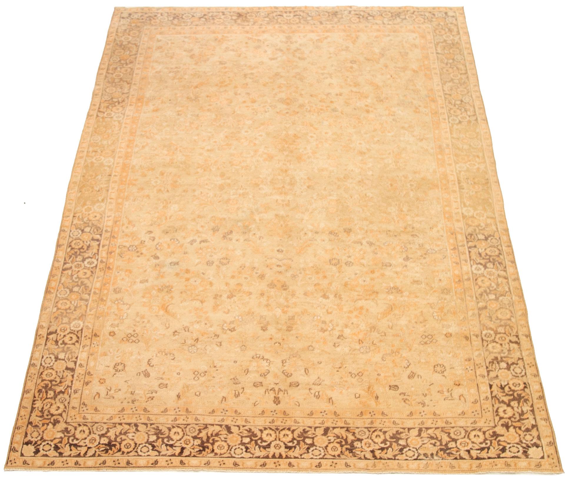 Scopri l'eleganza del tappeto persiano Tabriz di piccole dimensioni del 1880 circa. Progettato con lana e marrone-avorio-arancio, questo design esclusivo è perfetto per valorizzare il tuo spazio.