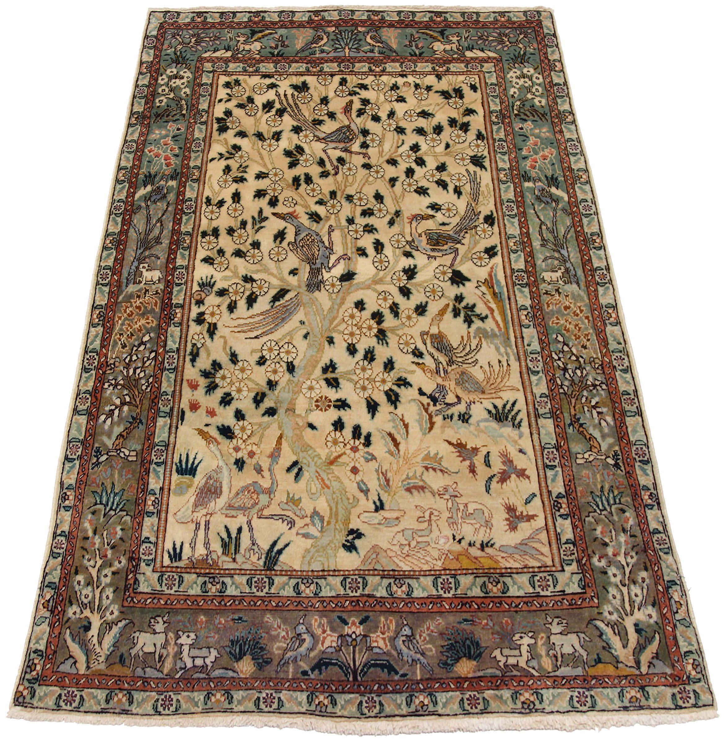 Scopri l'eleganza del tappeto persiano Tabriz di piccole dimensioni. Progettato con lana e grigio-verde-avorio, questo design esclusivo è perfetto per valorizzare il tuo spazio.