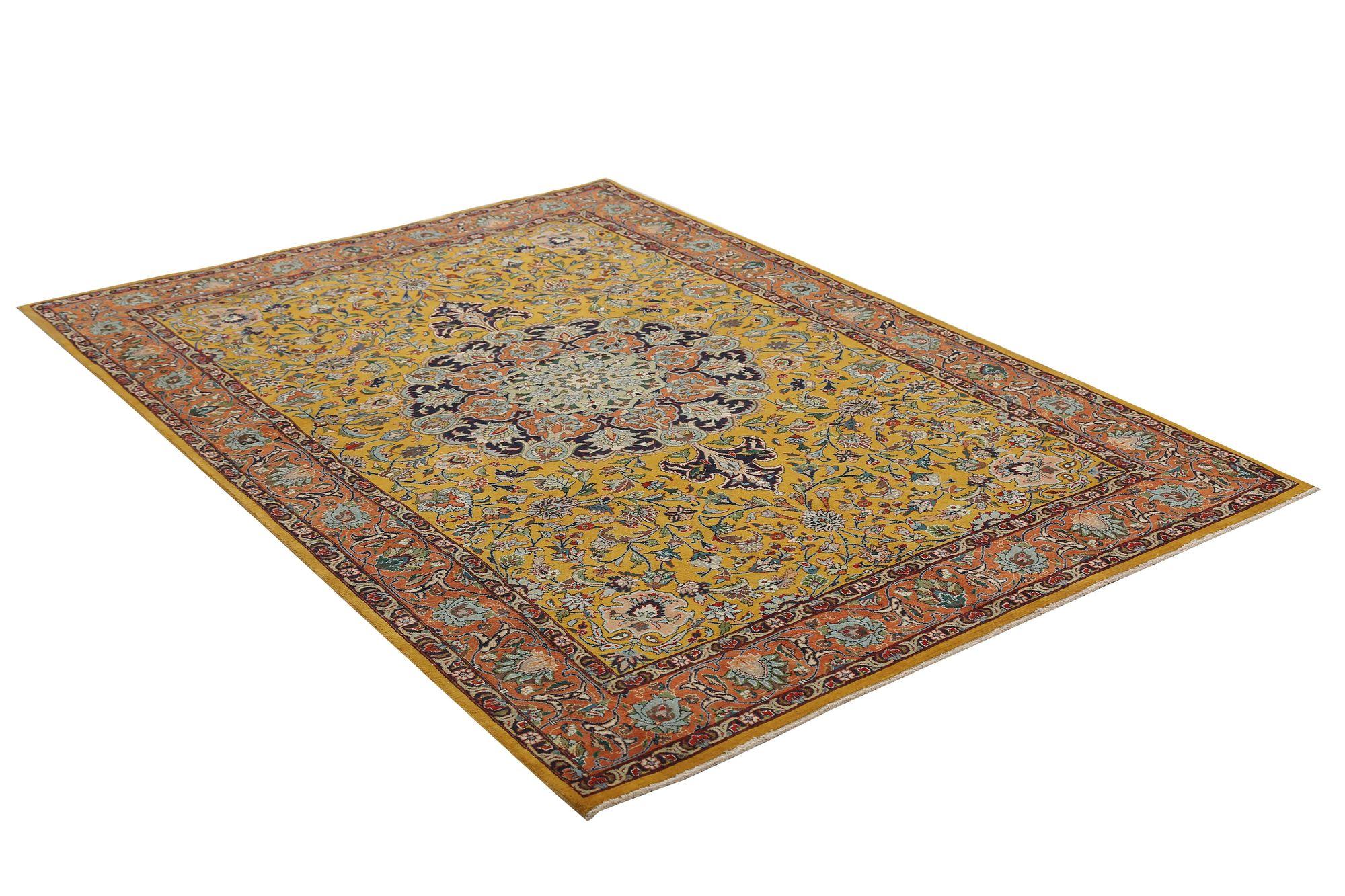Découvrez l'élégance du Tabriz persan présentant un petit tapis de Circa 1940. Conçu avec de la laine et du Design/One, ce design exclusif est parfait pour mettre en valeur votre espace.