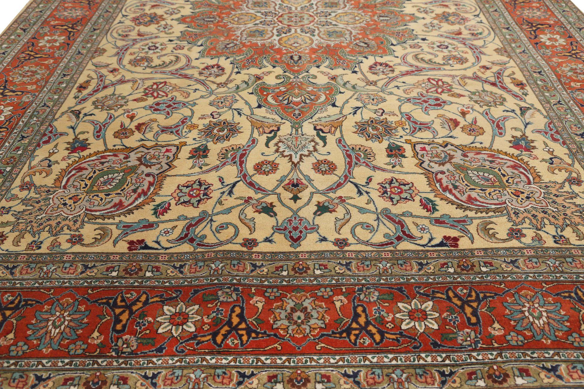 Découvrez l'élégance du Tabriz persan présentant un petit tapis de Circa 1940. Conçu avec de la laine et du Design/One, ce design exclusif est parfait pour mettre en valeur votre espace.