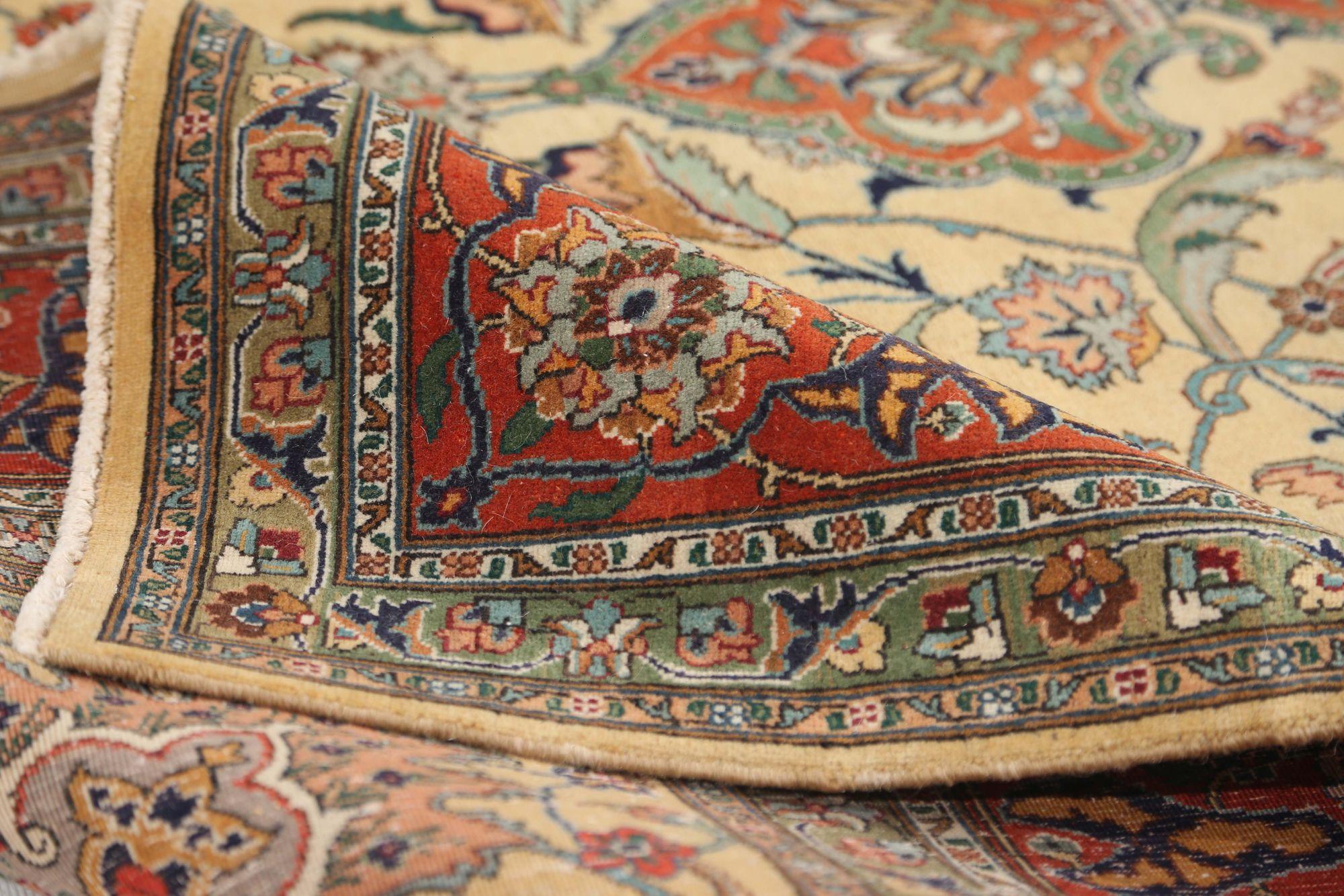 Petit tapis persan Tabriz - Design en laine rouge jaune - 97196 Excellent état - En vente à Dallas, TX