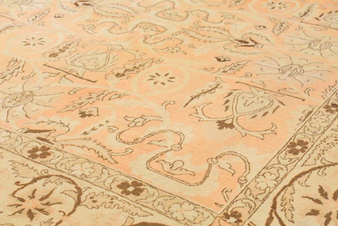 Scopri l'eleganza del Tabriz persiano con i tappeti quadrati CIRCA 1880. Progettato con lana e marrone-avorio-rosa, questo design esclusivo è perfetto per valorizzare il tuo spazio.