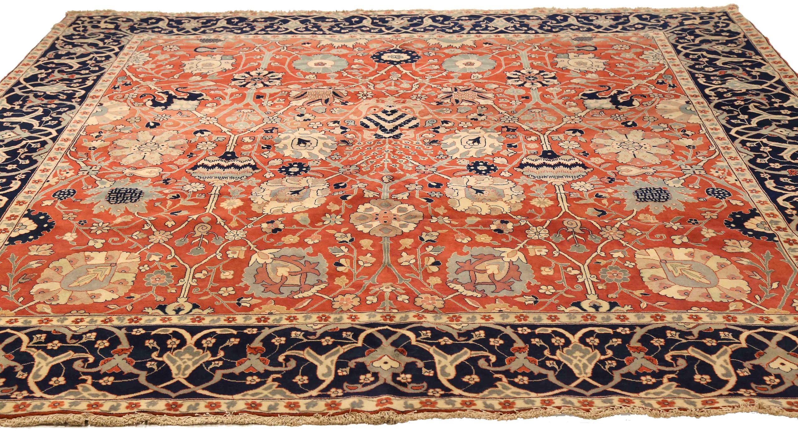 Scopri l'eleganza del Tabriz persiano con i tappeti quadrati CIRCA 1880. Progettato con lana e avorio e blu-rosso, questo design esclusivo è perfetto per valorizzare il tuo spazio.