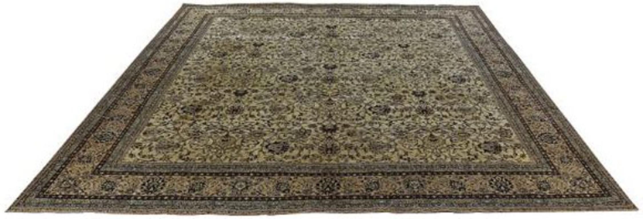 Scopri l'eleganza del Tabriz persiano con i tappeti quadrati CIRCA 1910. Progettato in lana e marrone-avorio, questo design esclusivo è perfetto per valorizzare il tuo spazio.