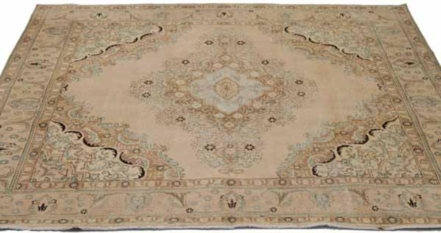 Entdecken Sie die Eleganz des persischen Täbris mit quadratischen Teppichen um 1910. Dieses exklusive Design aus Wolle und Braun-Elfenbein-Rosa ist perfekt, um Ihren Raum zu verschönern.