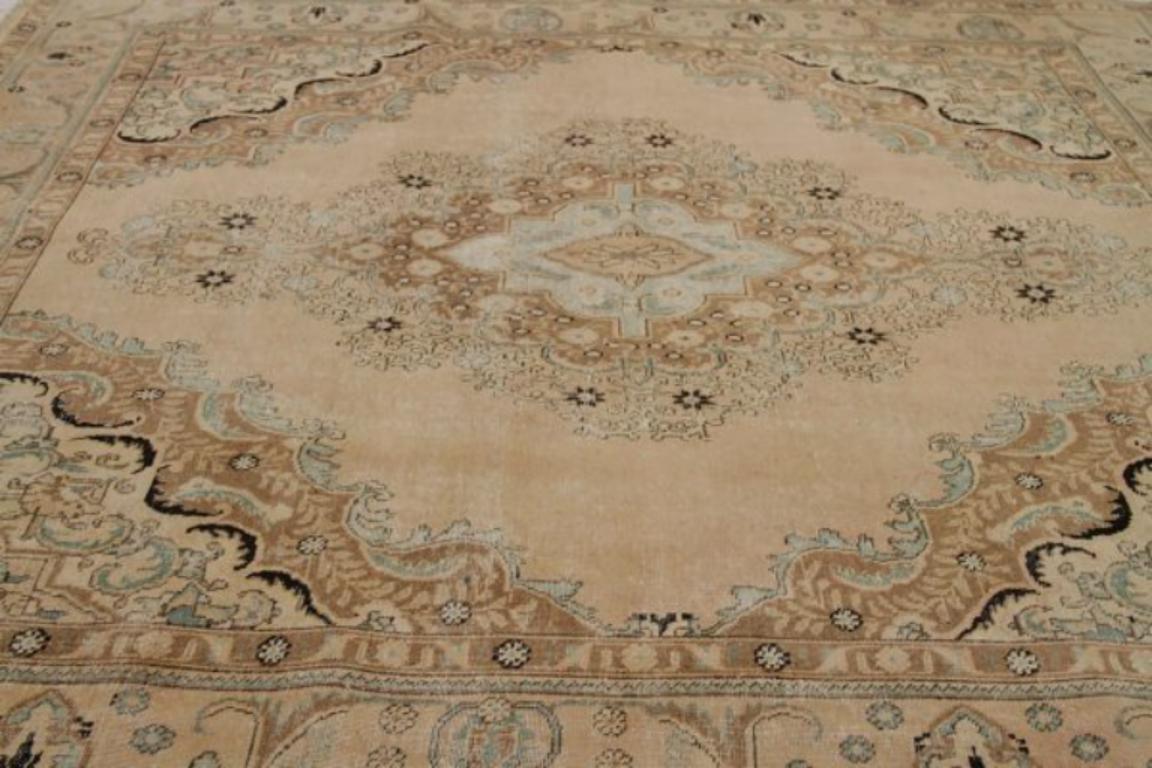 Persische Täbris Quadratische Teppiche CIRCA 1910 - Wolle Braun Elfenbein Rosa - 91760 (Asiatisch) im Angebot