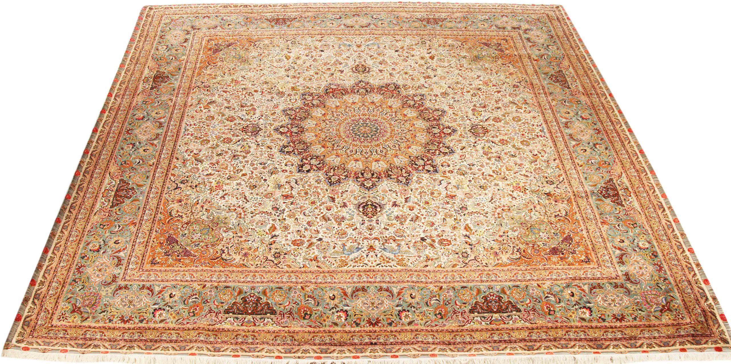 Scopri l'eleganza del Tabriz persiano con i tappeti quadrati CIRCA 1940. Progettato con lana e verde-avorio-rosa, questo design esclusivo è perfetto per valorizzare il tuo spazio.