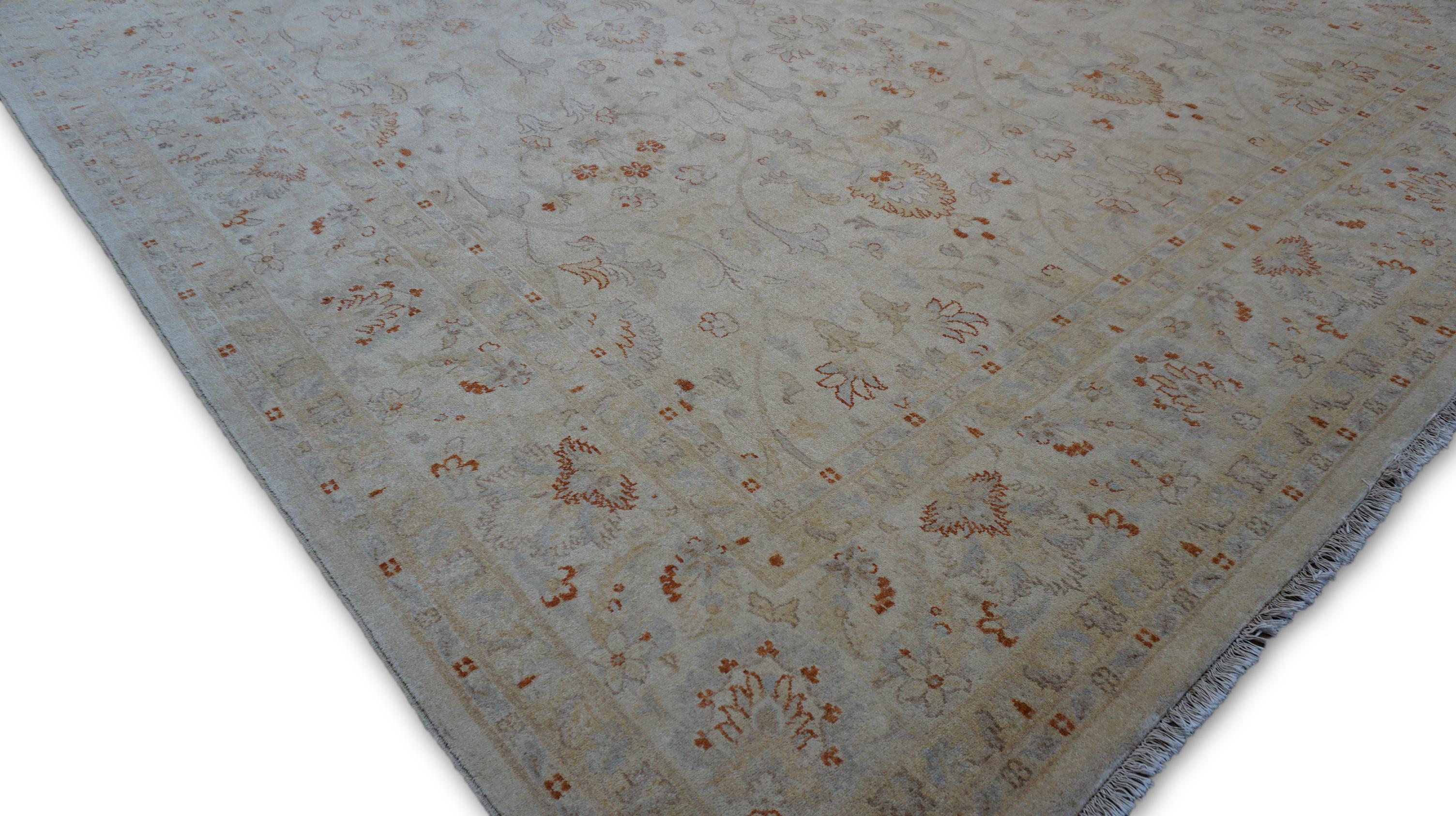 Ce tapis en laine noué à la main respire l'élégance avec son motif floral intemporel et ses détails complexes, inspirés des motifs classiques persans et moghols. Tissé avec de la laine filée à la main, ce tapis présente un mélange exquis de teintes