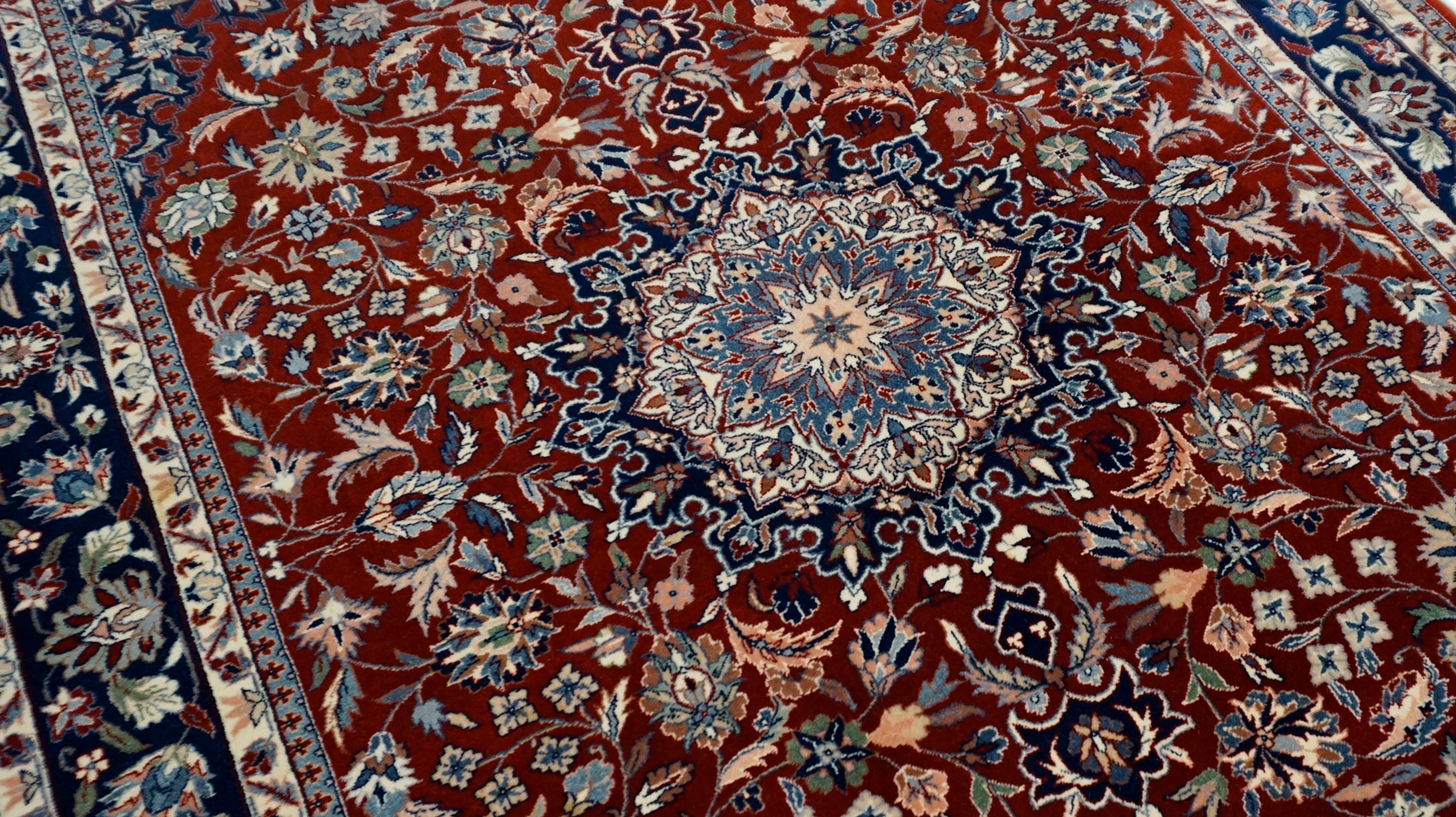 Cinese Tappeto floreale persiano in stile Tabriz rosso e navy 4'7''x6'6'' in vendita