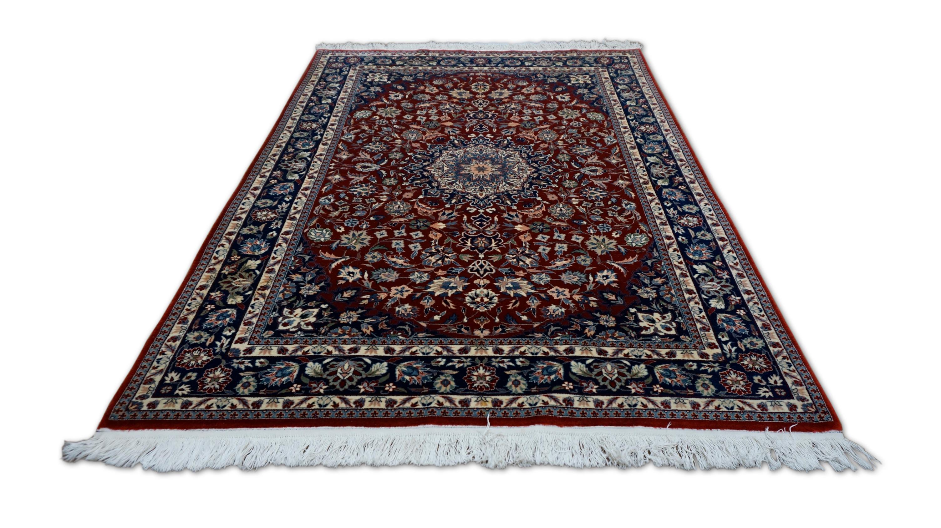 Annodato a mano Tappeto floreale persiano in stile Tabriz rosso e navy 4'7''x6'6'' in vendita
