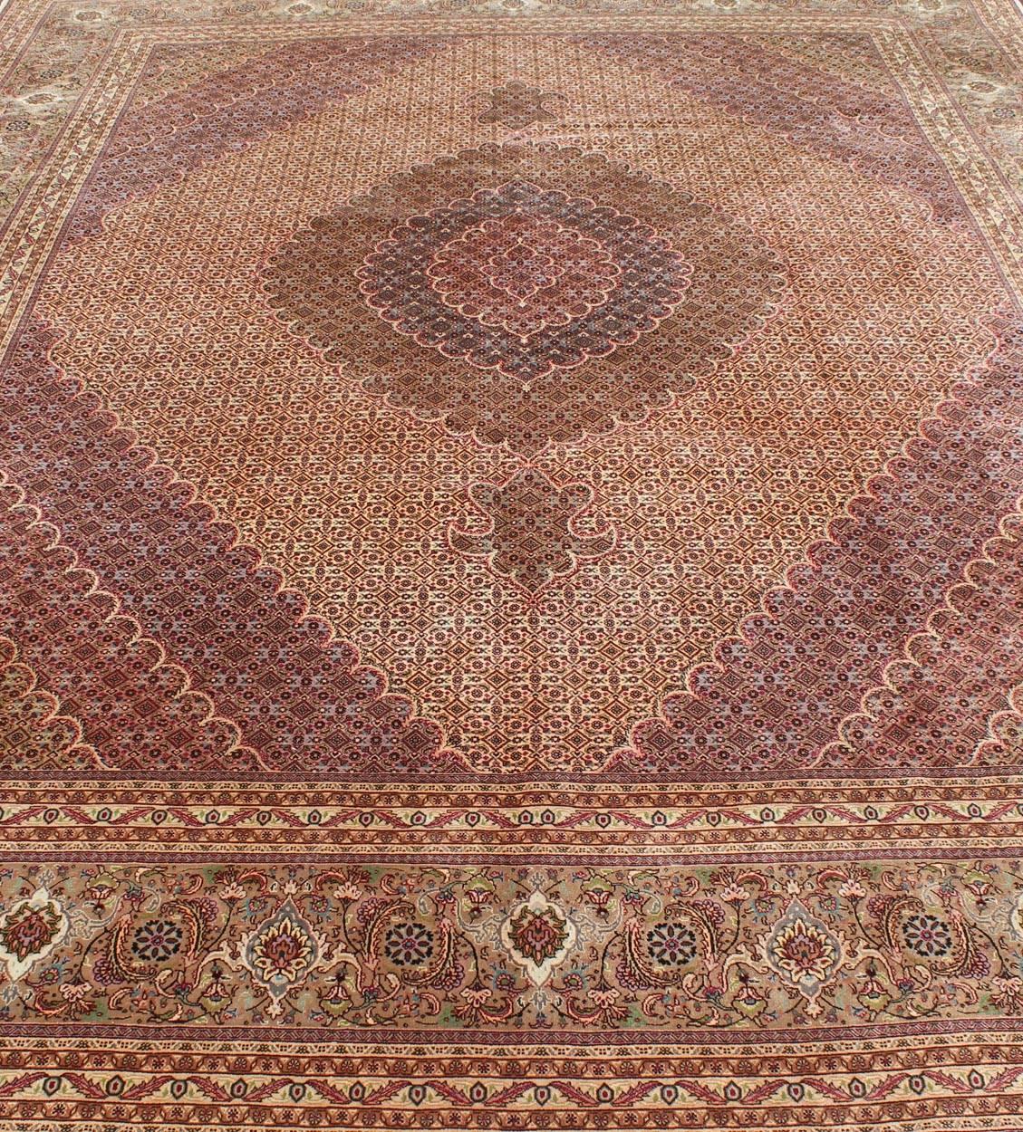 Persischer Täbris-Teppich im Vintage-Stil mit ovalem Medaillon und wirbelndem Blumenmuster im Angebot 3
