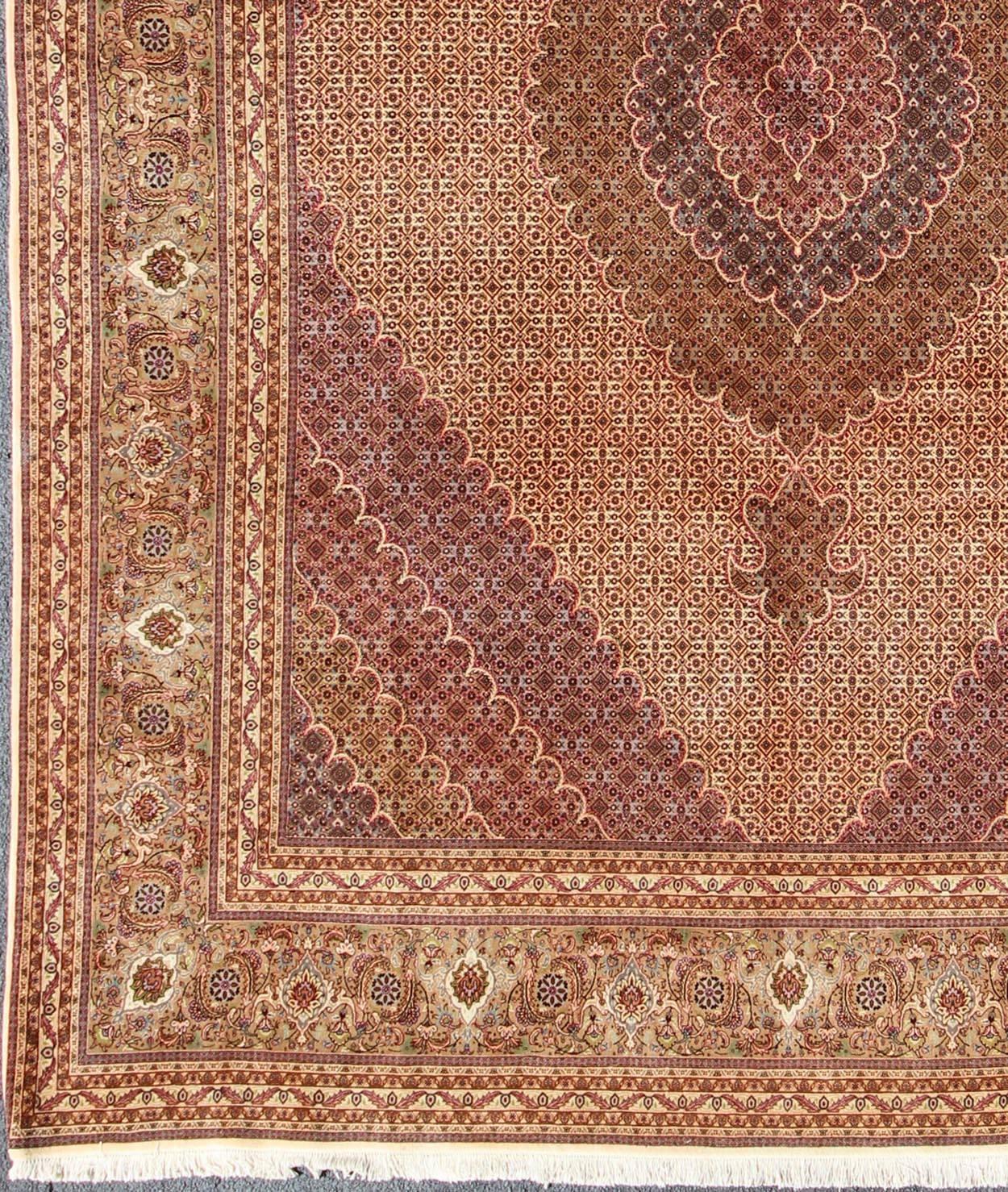 Altpersischer Täbriz-Teppich mit ovalem Medaillon und Allover-Muster, Teppich b-0301, Herkunftsland / Art: Iran / Täbris, um 1970.

Dieser spektakuläre persische Täbriz-Teppich aus den 1970er Jahren ist ein prächtiges Zeugnis des königlichen