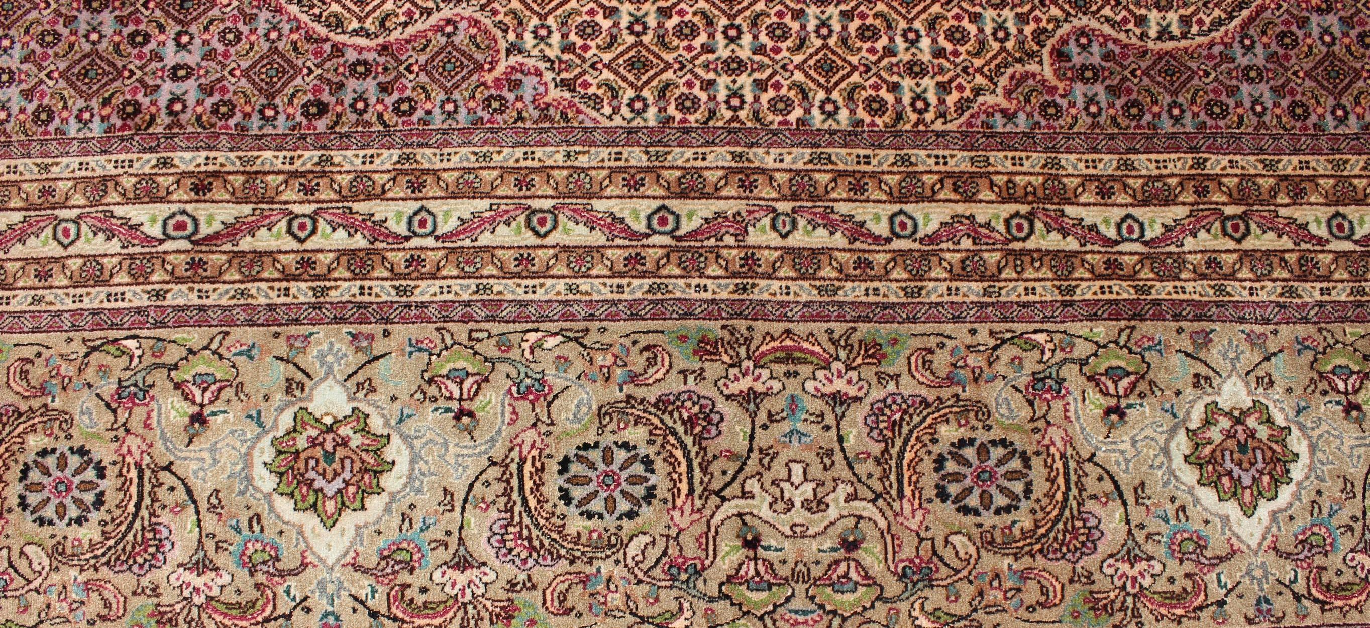 Persischer Täbris-Teppich im Vintage-Stil mit ovalem Medaillon und wirbelndem Blumenmuster im Angebot 1