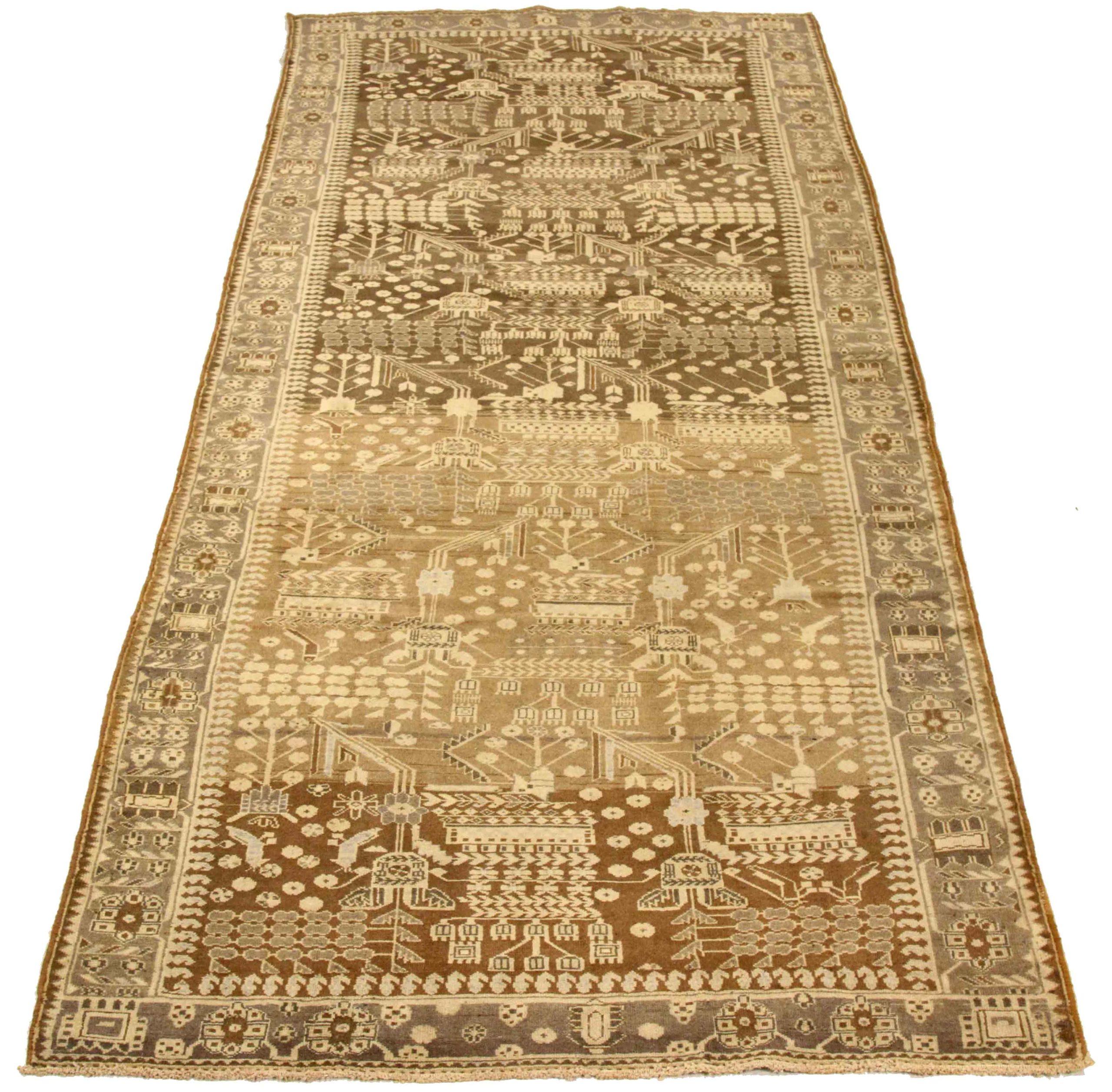Scopri l'eleganza dei tappeti persiani Tafresh in CIRCA 1880. Progettato in lana e marrone-avorio, questo design esclusivo è perfetto per valorizzare il tuo spazio.
