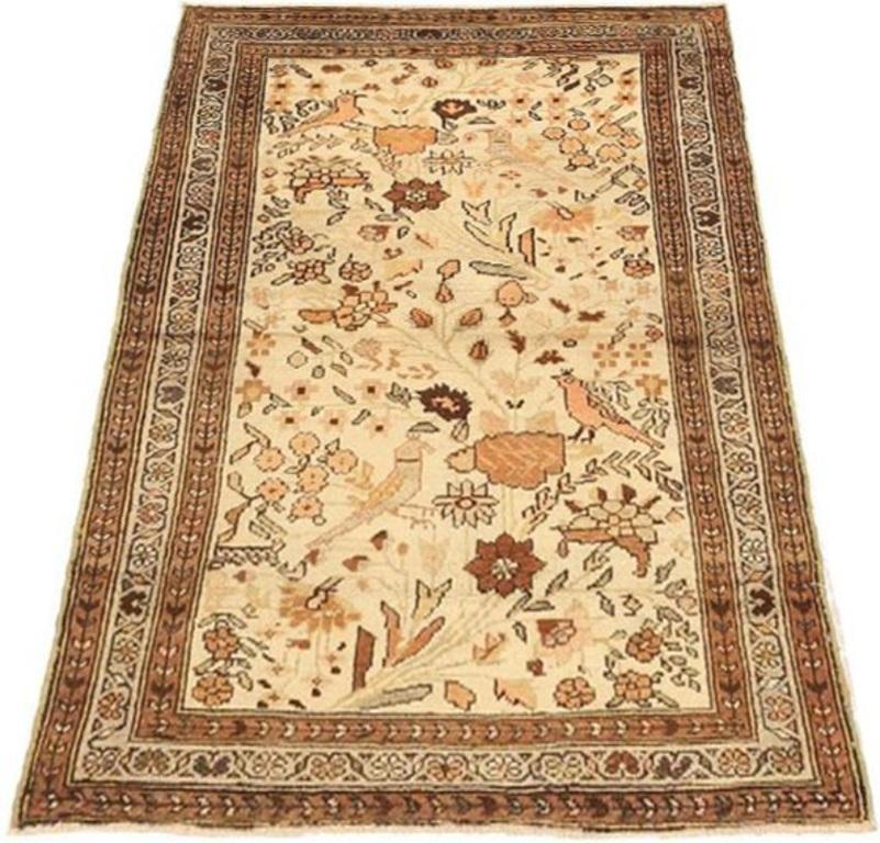Scopri l'eleganza del Tappeto persiano Tafresh di piccole dimensioni del 1880. Progettato con lana e marrone-avorio-rosa, questo design esclusivo è perfetto per valorizzare il tuo spazio.