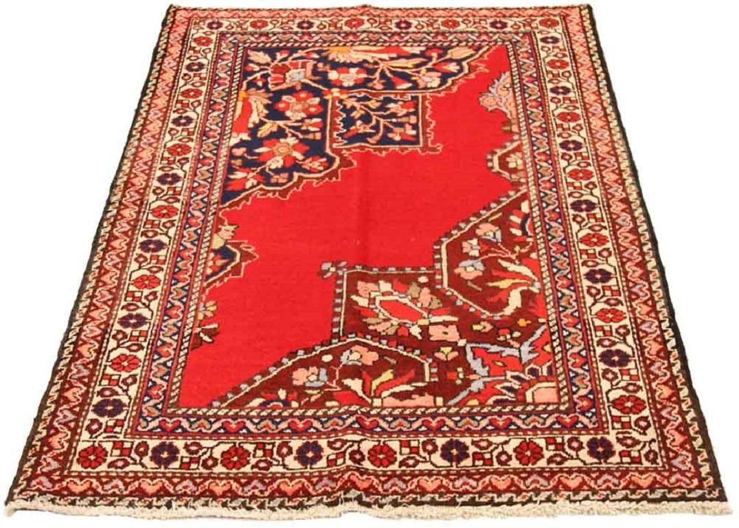 Entdecken Sie die Eleganz des persischen Tafresh mit dem kleinen Teppich von CIRCA 1910. Dieses exklusive Design aus Wolle und ElfenbeinMarineblauRot ist perfekt, um Ihren Raum zu verschönern.
