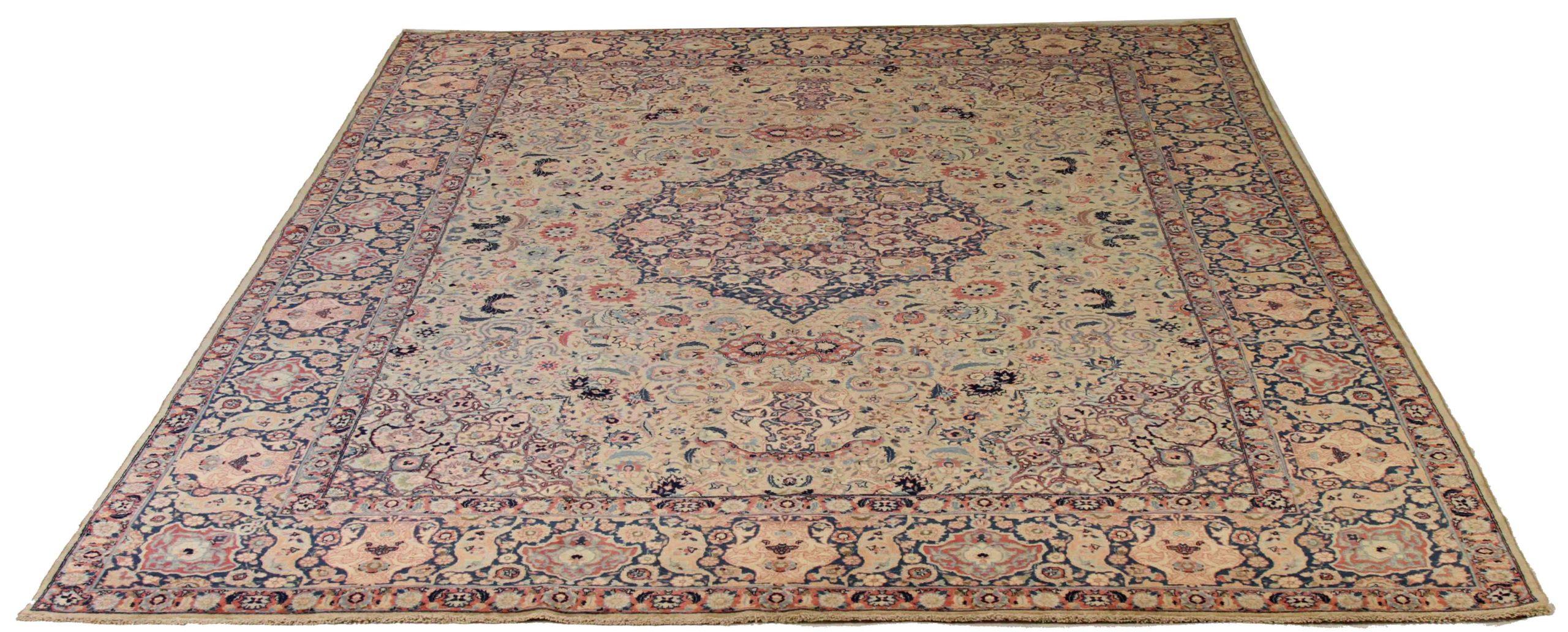 Scopri l'eleganza dei tappeti persiani di Teheran, caratterizzati da un'area CIRCA del 1880. Progettato con una meticolosa attenzione ai dettagli, questo design esclusivo è perfetto per valorizzare il tuo spazio.