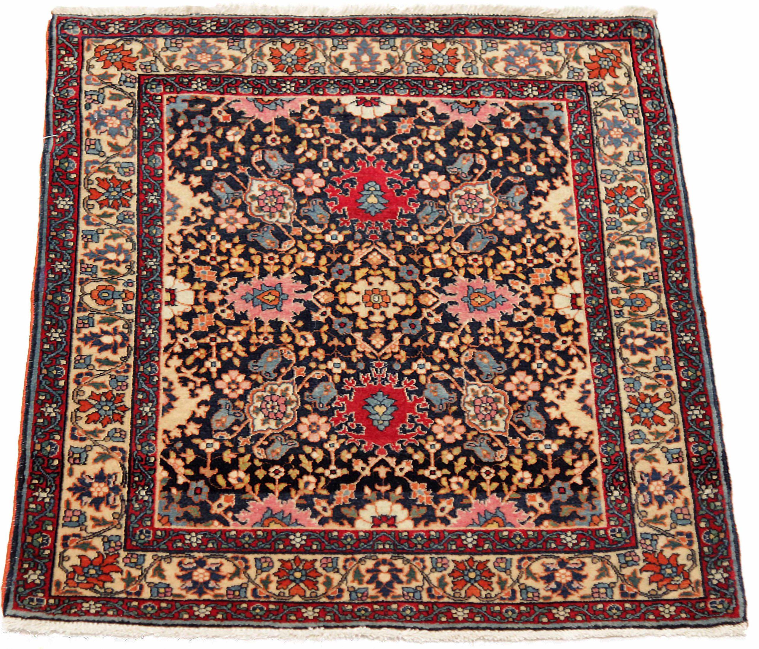 Entdecken Sie die Eleganz des persischen Teheran mit dem kleinen Teppich von CIRCA 1910. Dieses exklusive Design aus Wolle und ElfenbeinMarineblauRosa ist perfekt, um Ihren Raum zu verschönern.