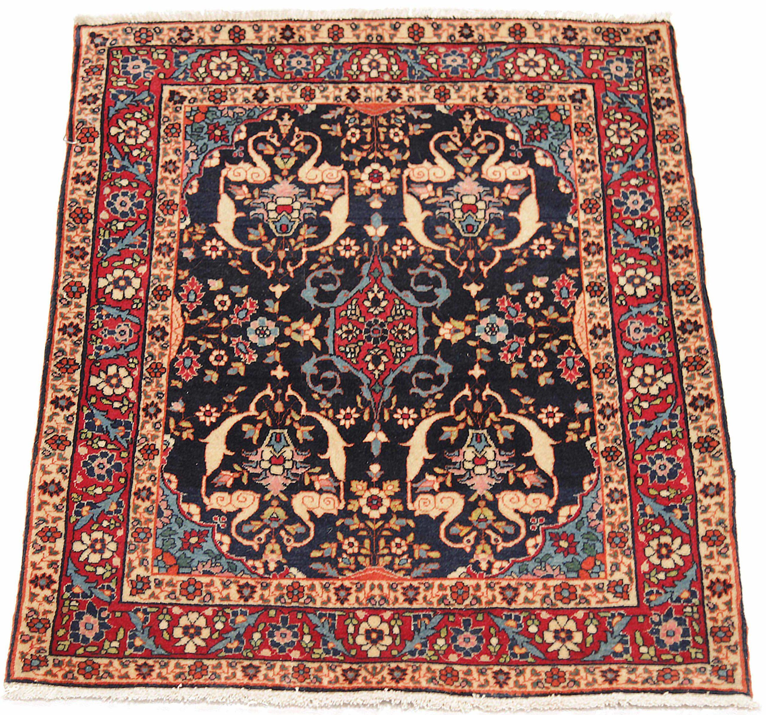 Découvrez l'élégance du petit tapis persan de Téhéran, datant de 1910. Conçu avec de la laine et de l'ivoire bleu marine, ce design exclusif est parfait pour mettre en valeur votre espace.