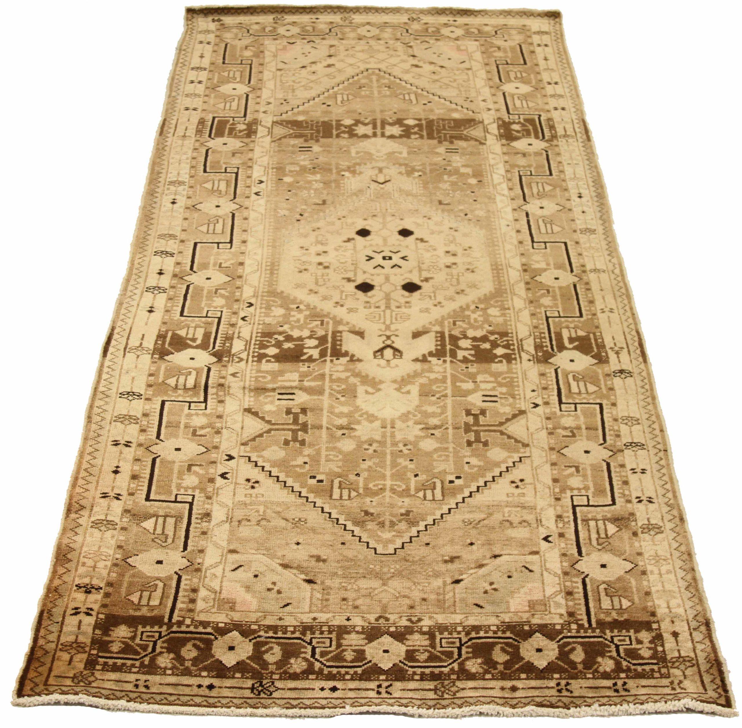 Scopri l'eleganza del Toiserkan persiano con i tappeti d'area CIRCA del 1880. Progettato in lana e marrone-avorio, questo design esclusivo è perfetto per valorizzare il tuo spazio.