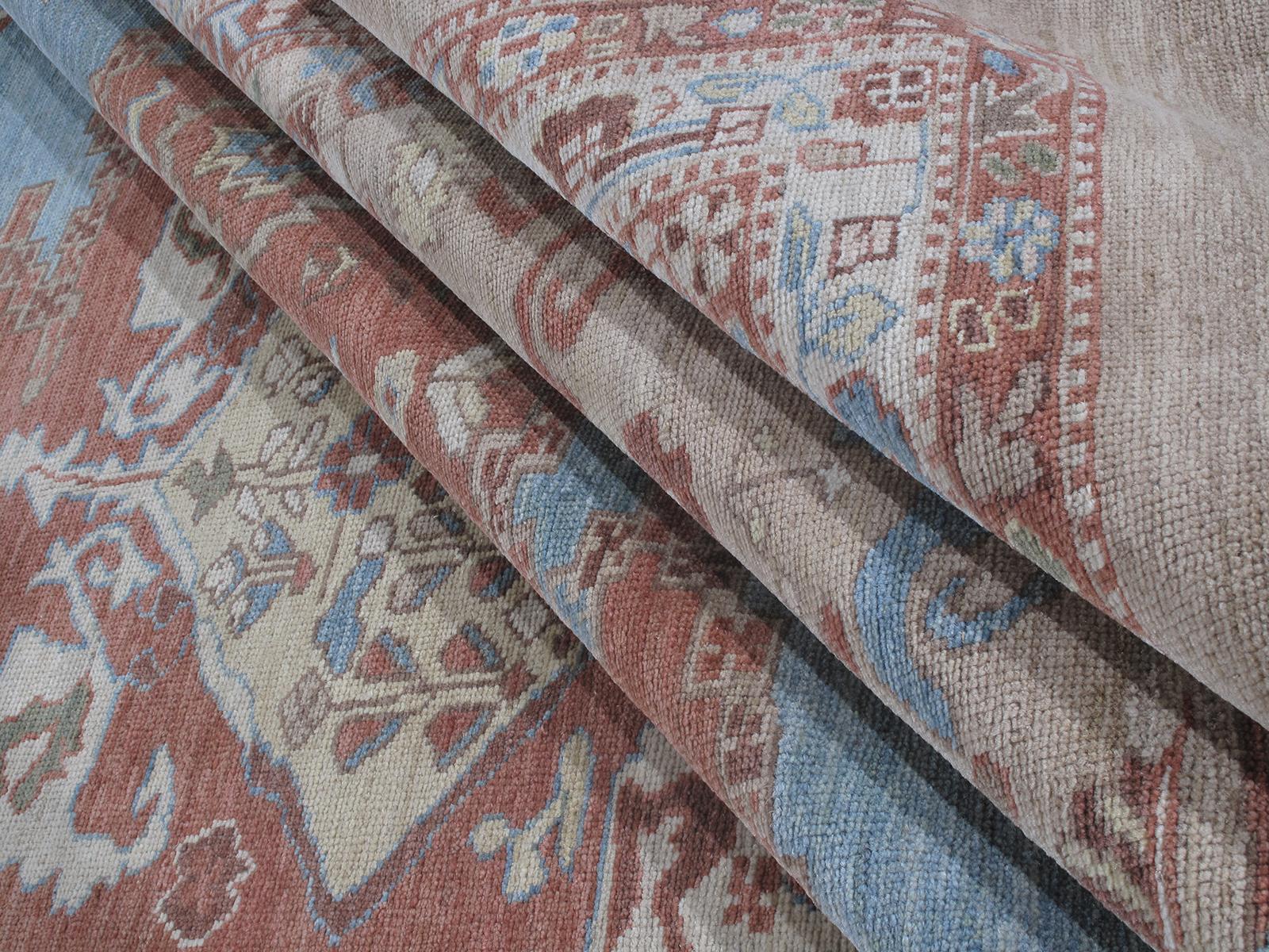 Alfombra Persa Tradicional Bakshaish Anudada a Mano en Color Azul, Óxido y Camel en Nuevo estado para la venta en New York, NY