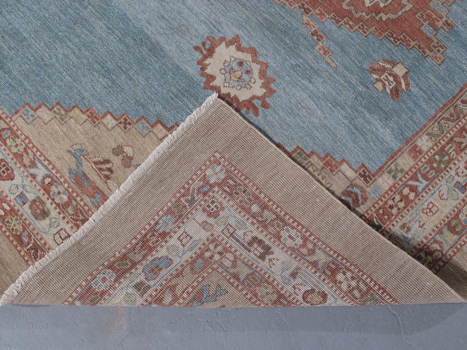 Alfombra Persa Tradicional Bakshaish Anudada a Mano en Color Azul, Óxido y Camel Lana en venta