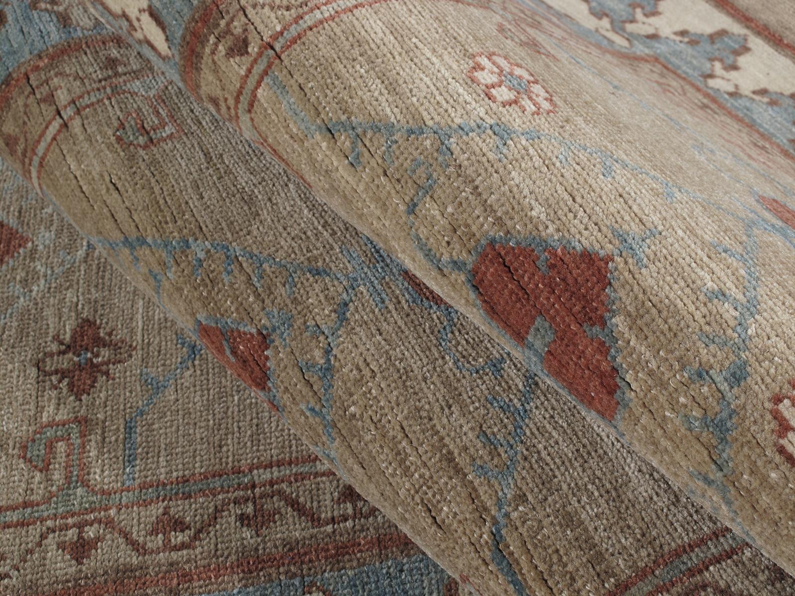 Traves de Mesa Tradicional Persa Bakshaish Anudada a Mano en Colores Camel, Azul y Óxido Anudado a mano en venta