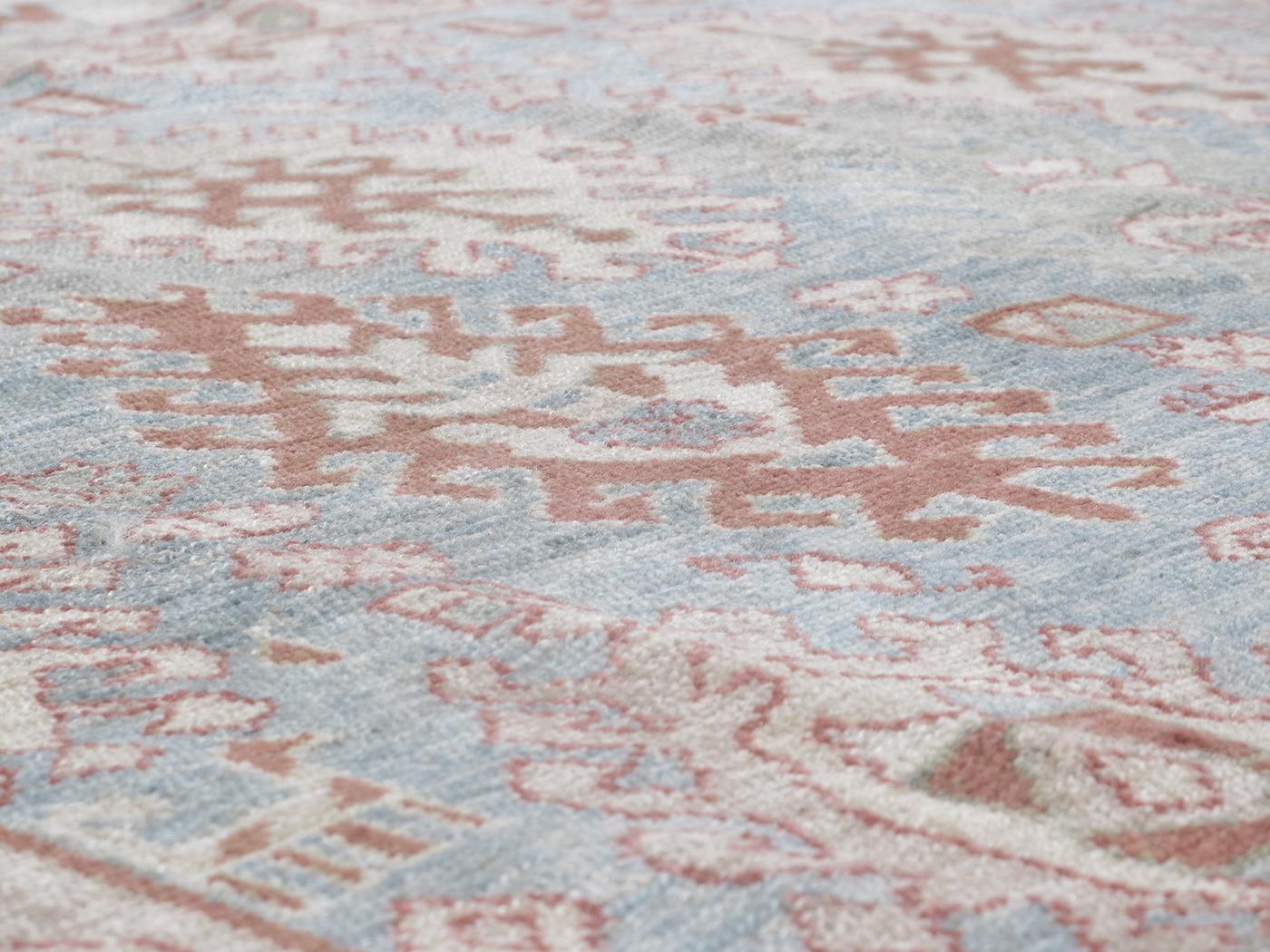 Hecha con lana persa de la mejor calidad, hilada a mano y teñida con tintes vegetales, esta alfombra se asemeja a las antiguas piezas originales elaboradas por los tejedores kurdos del noroeste de Irán. Tamaños y colores personalizados disponibles.