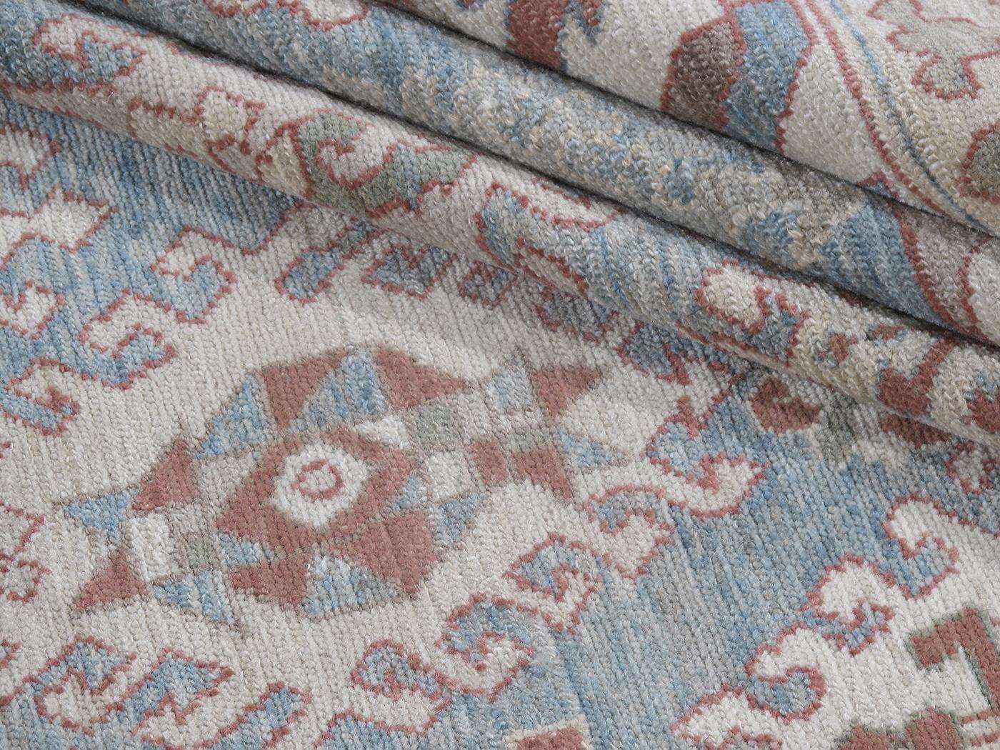 Alfombra Persa Tradicional Kurda Anudada a Mano en Colores Azul, Camel y Óxido Primitivo en venta