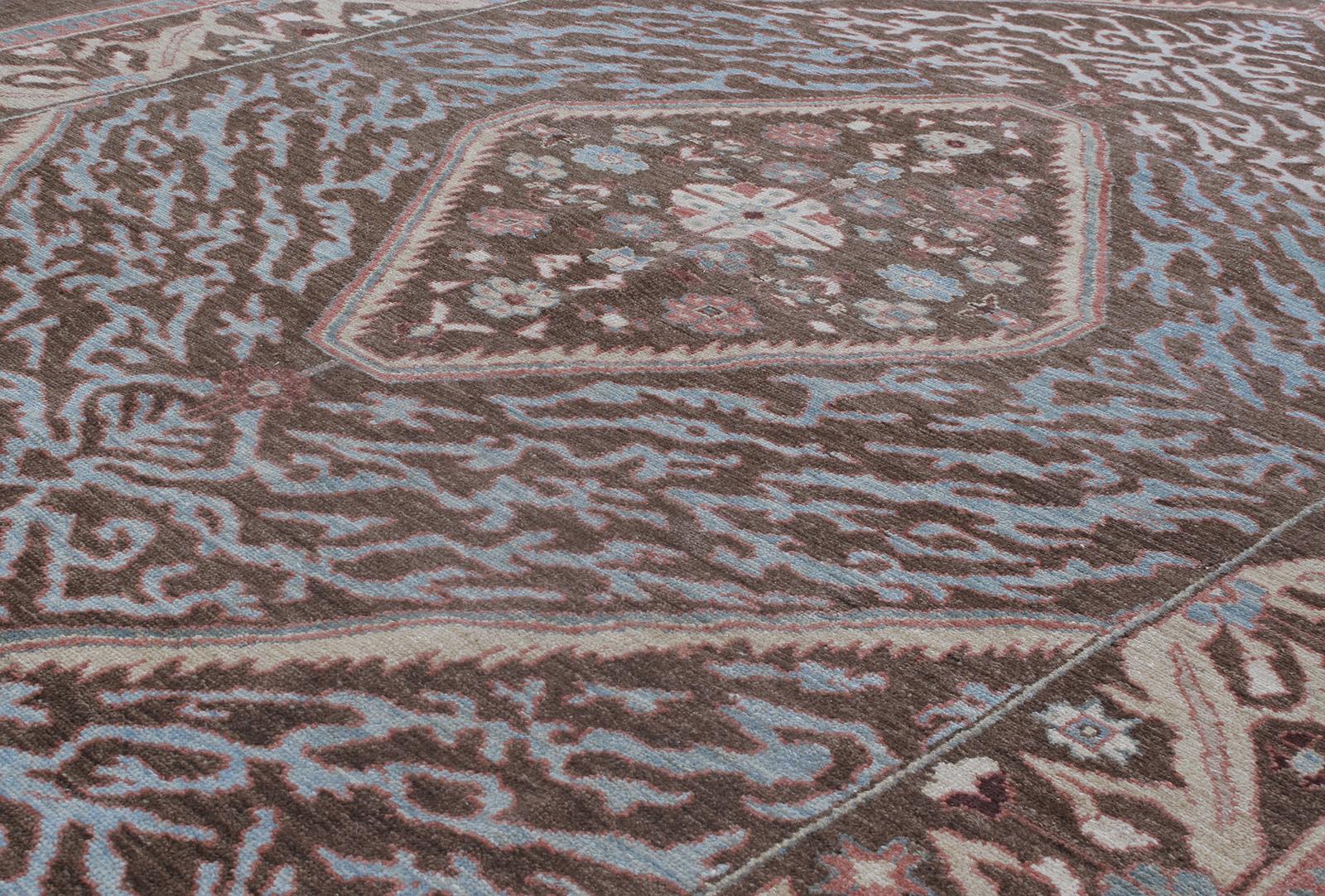 Ce tapis tribal persan noué à la main est fabriqué avec la laine la plus fine cardée et filée à la main, et est fabriqué avec des teintures naturelles par les artisans tisserands kurdes locaux en Iran. Tailles et couleurs personnalisées disponibles.
