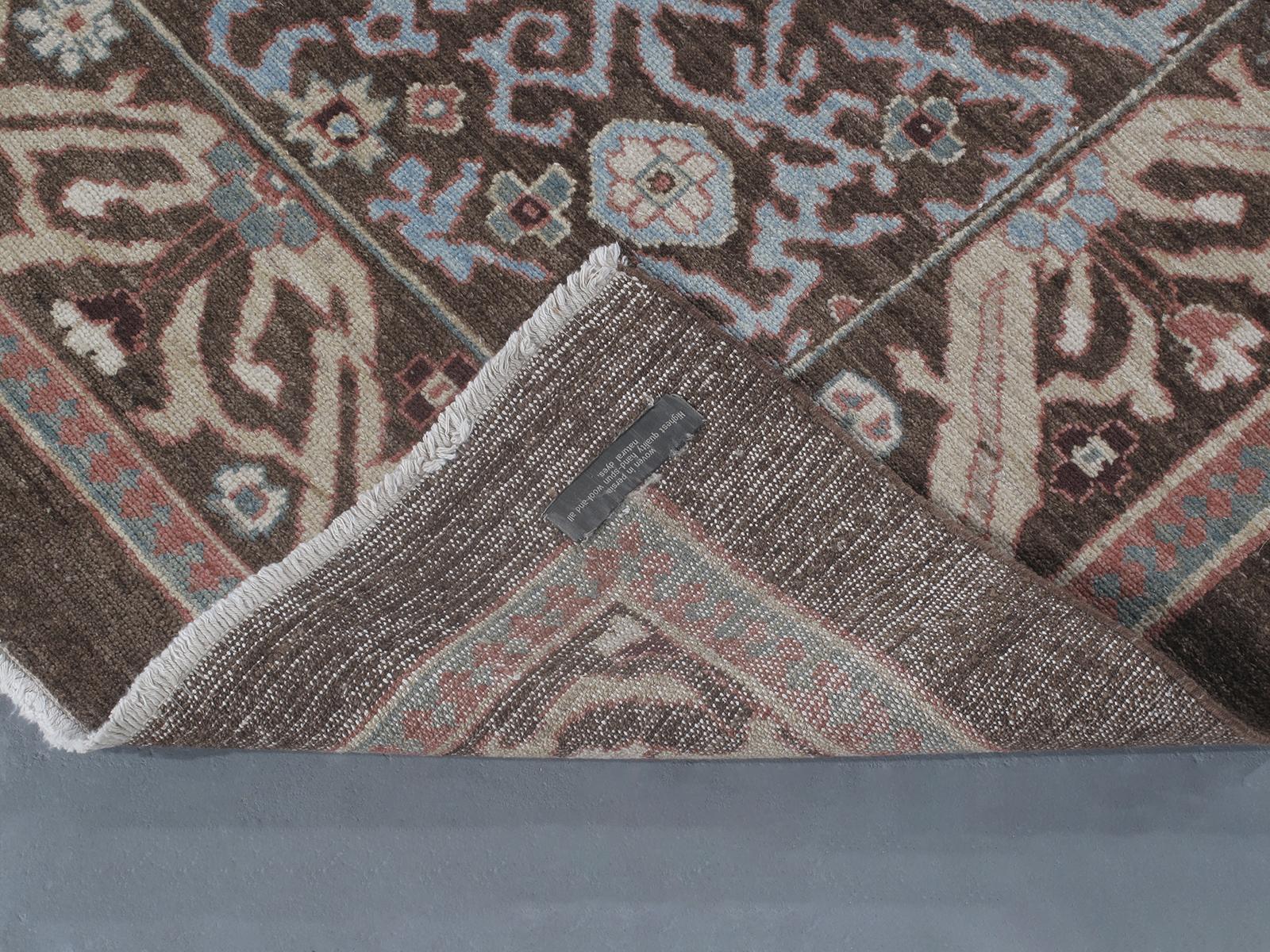 Noué à la main Tapis traditionnel kurde persan noué à la main en brun et bleu en vente